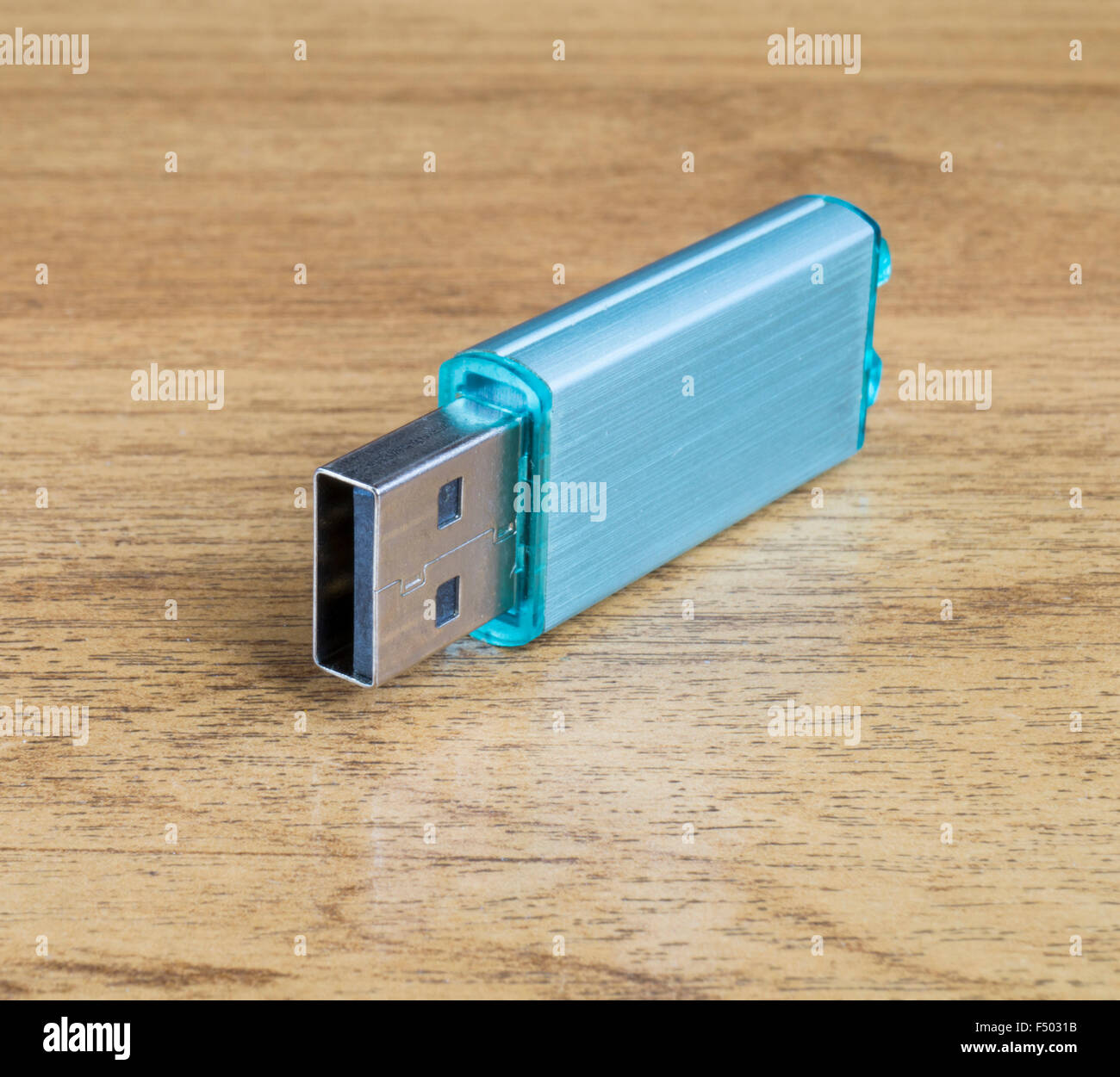 Fleshka per la conservazione delle informazioni poggia su un tavolo di legno Foto Stock