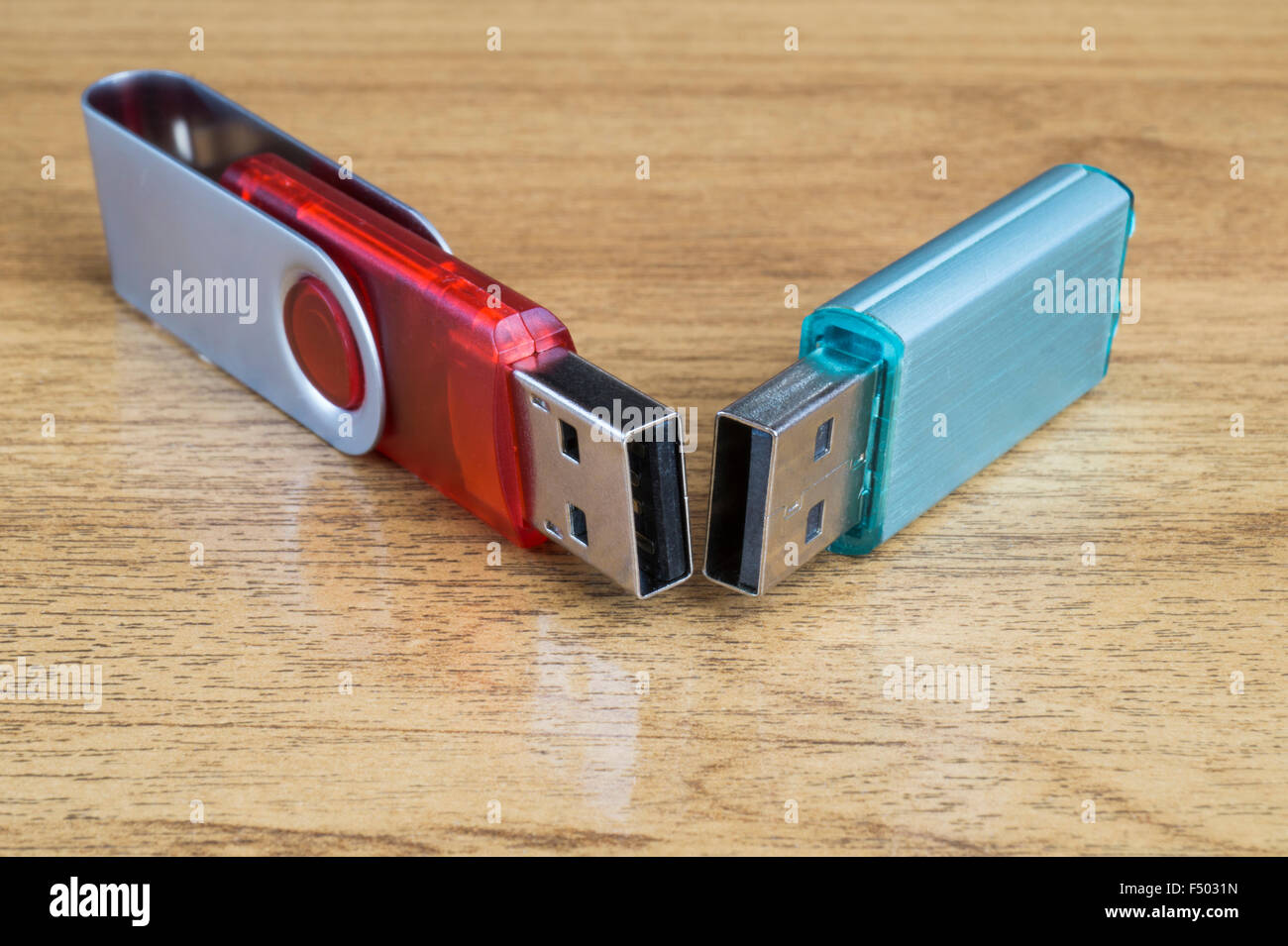 Fleshka per la conservazione delle informazioni poggia su un tavolo di legno Foto Stock