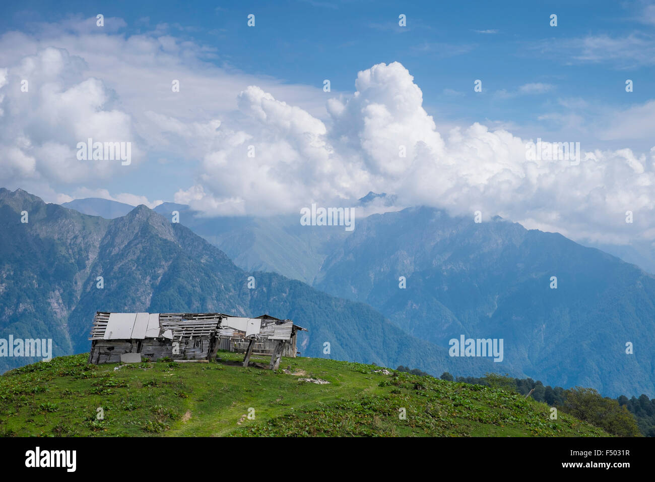 Vecchia capanna di pastore alta nelle montagne del Caucaso in Georgia, in Asia Foto Stock