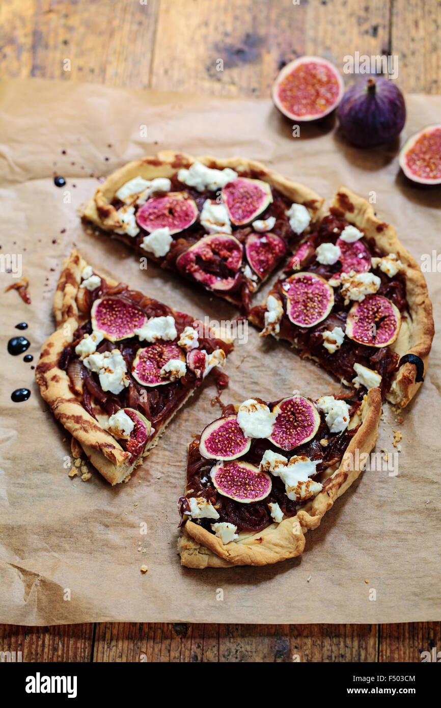 Fichi, le cipolle caramellate e formaggio di capra tart Foto Stock