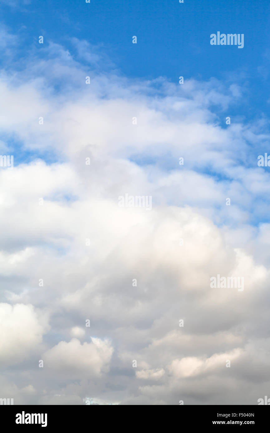 Sfondo naturale - bassa densi autunno bianche nuvole nel cielo blu Foto Stock