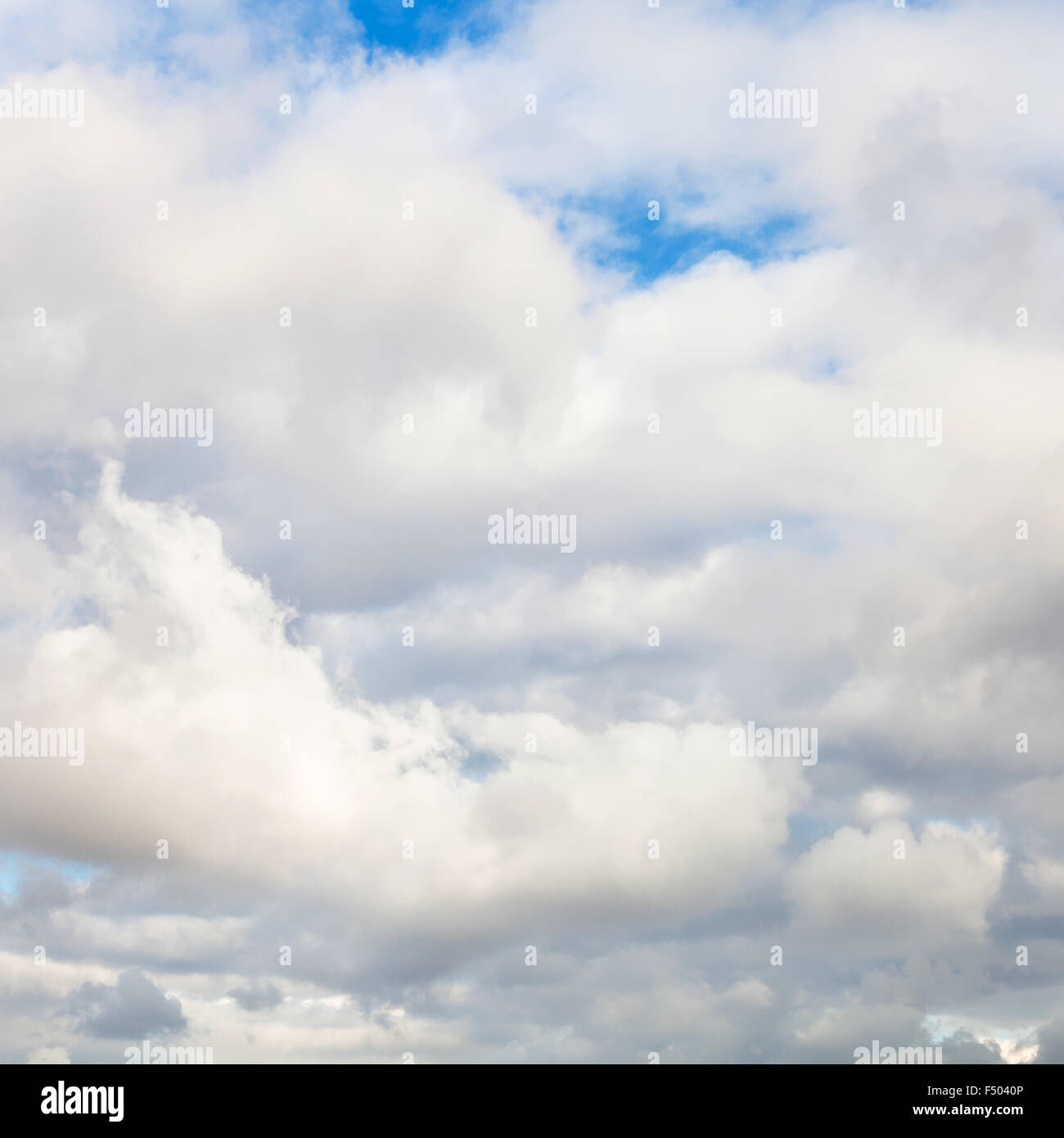 Sfondo naturale - dense nuvole bianche in blu cielo di autunno Foto Stock