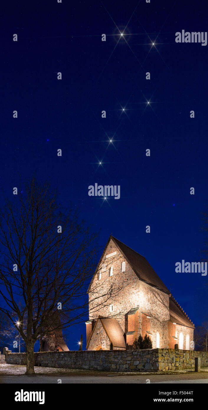 Il grande bilanciere sopra la vecchia chiesa di Uppsala (Gamla Uppsala Kyrka), Svezia. Foto Stock