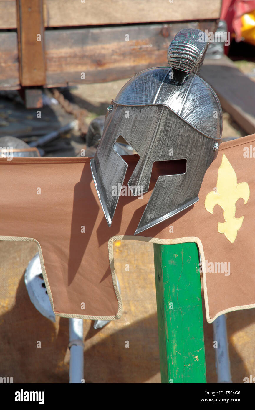 Replica di un casco spartan su una ricreazione di un accampamento medievale Foto Stock