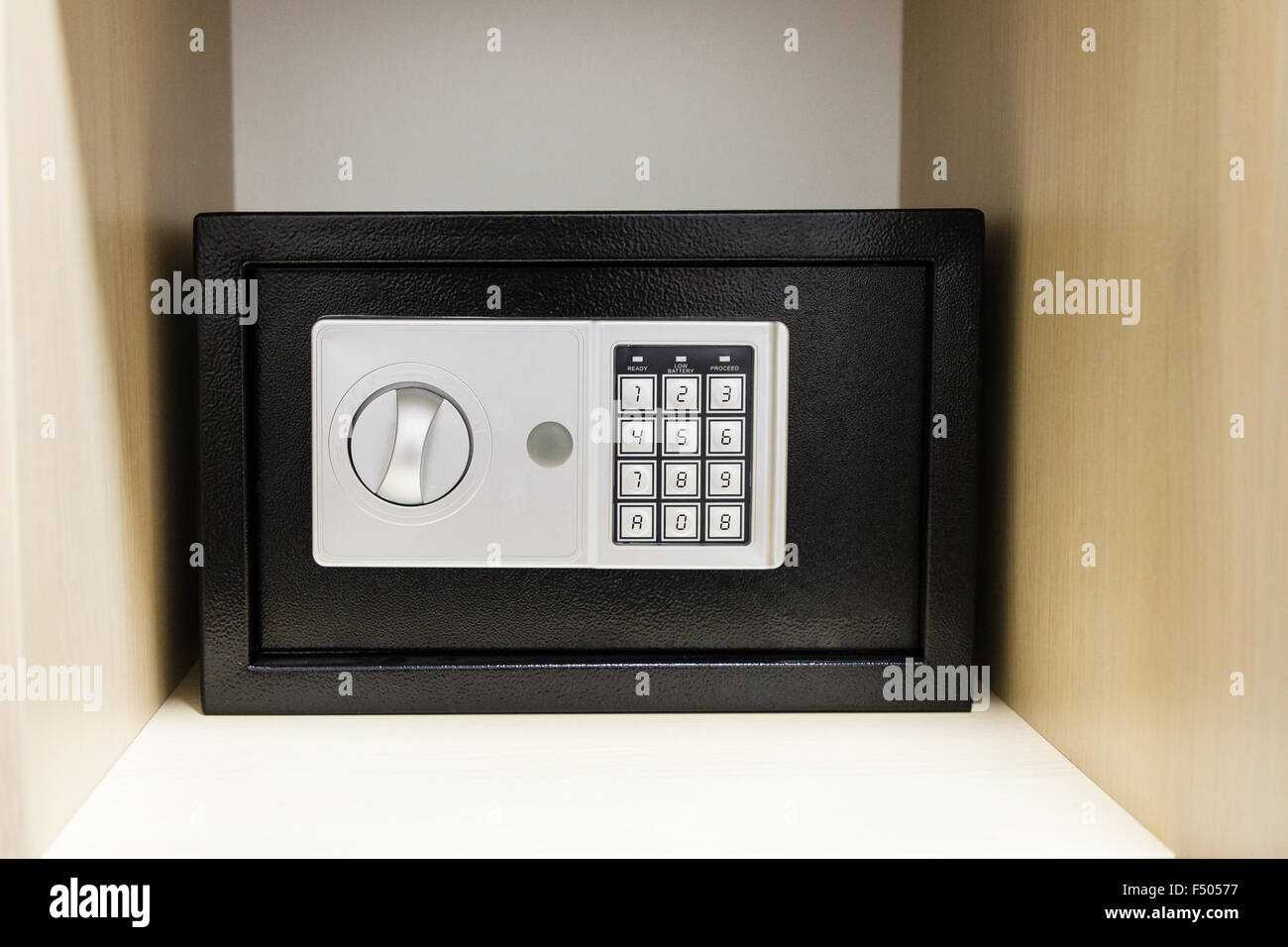 Cassetta di sicurezza compatto sul ripiano dell'armadio in camera di albergo Foto Stock