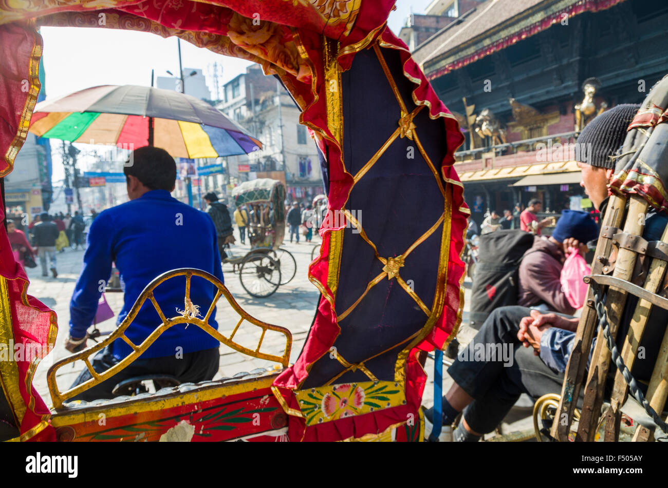 Driver rikshaw in attesa per i clienti Foto Stock