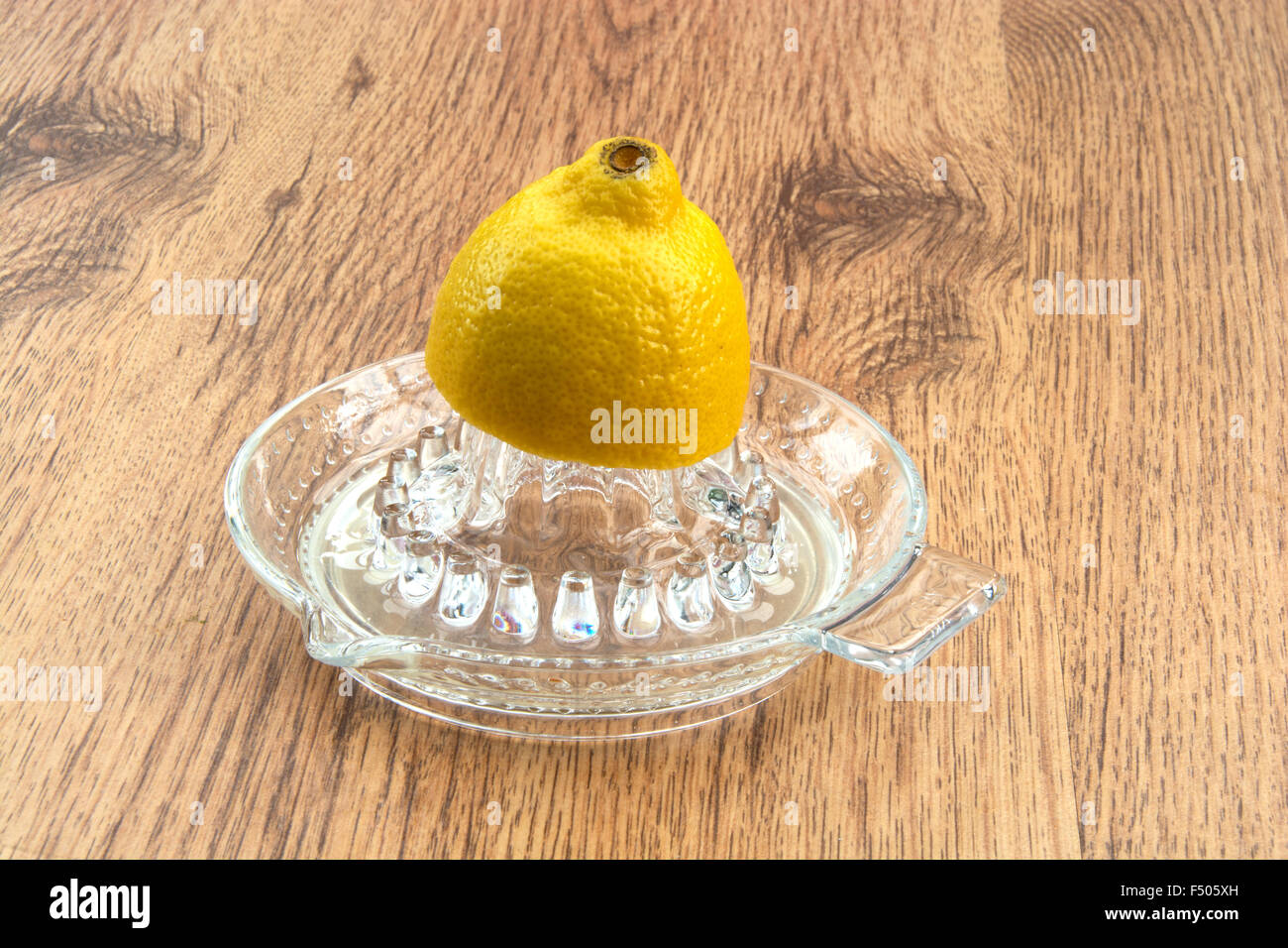 Il limone essendo juiced Foto Stock