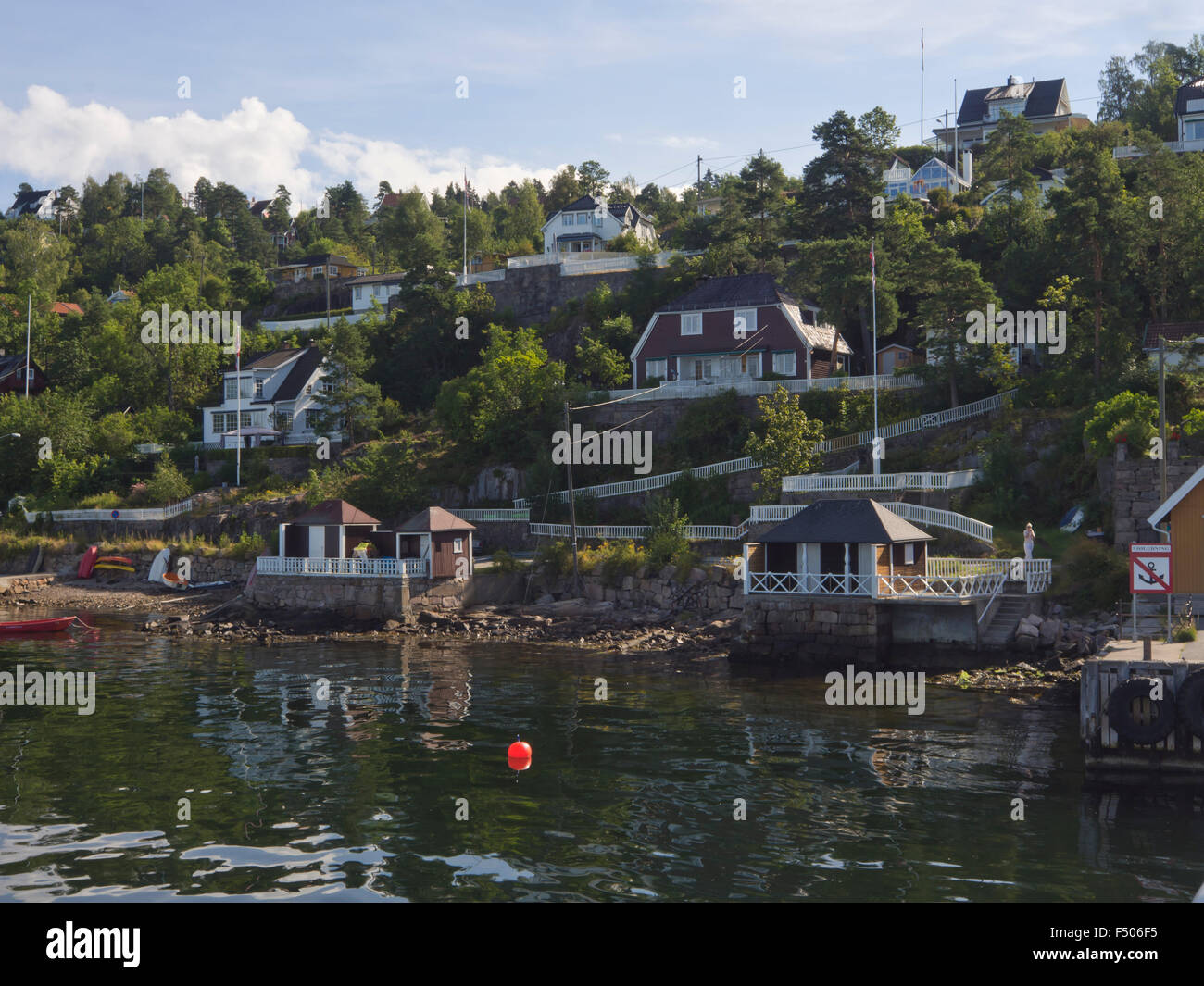 Vista da una crociera di un giorno sul fiordo di Oslo in Norvegia, bagno privato cabine case e case Foto Stock