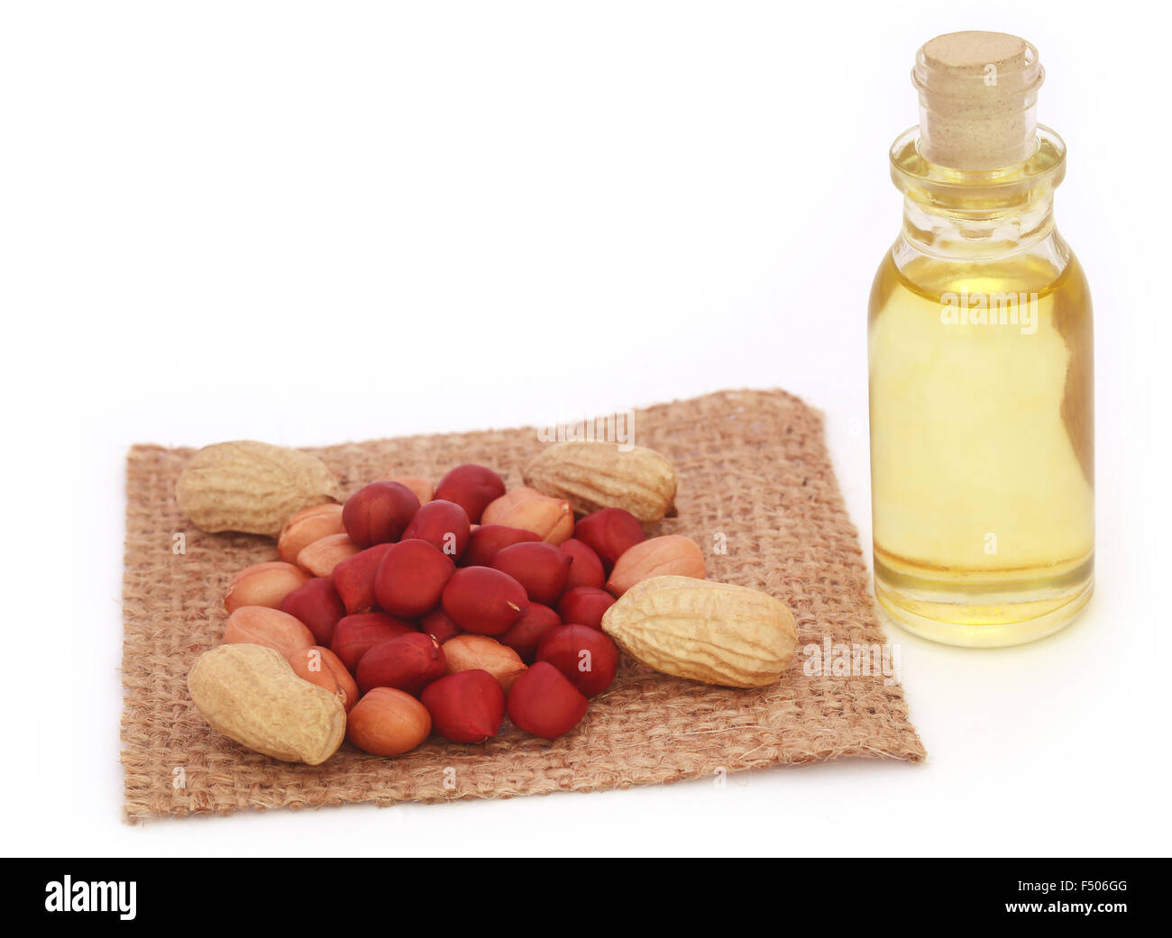 Arachidi fresche con olio di cottura su sfondo bianco Foto Stock
