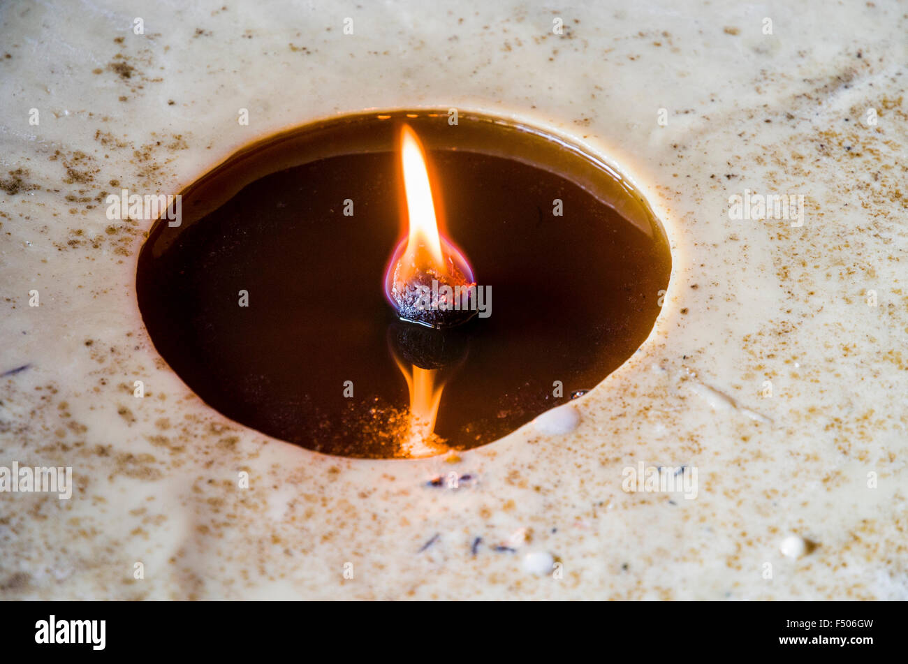 Fiamma ardente all'interno di un grosso butterlamp Foto Stock
