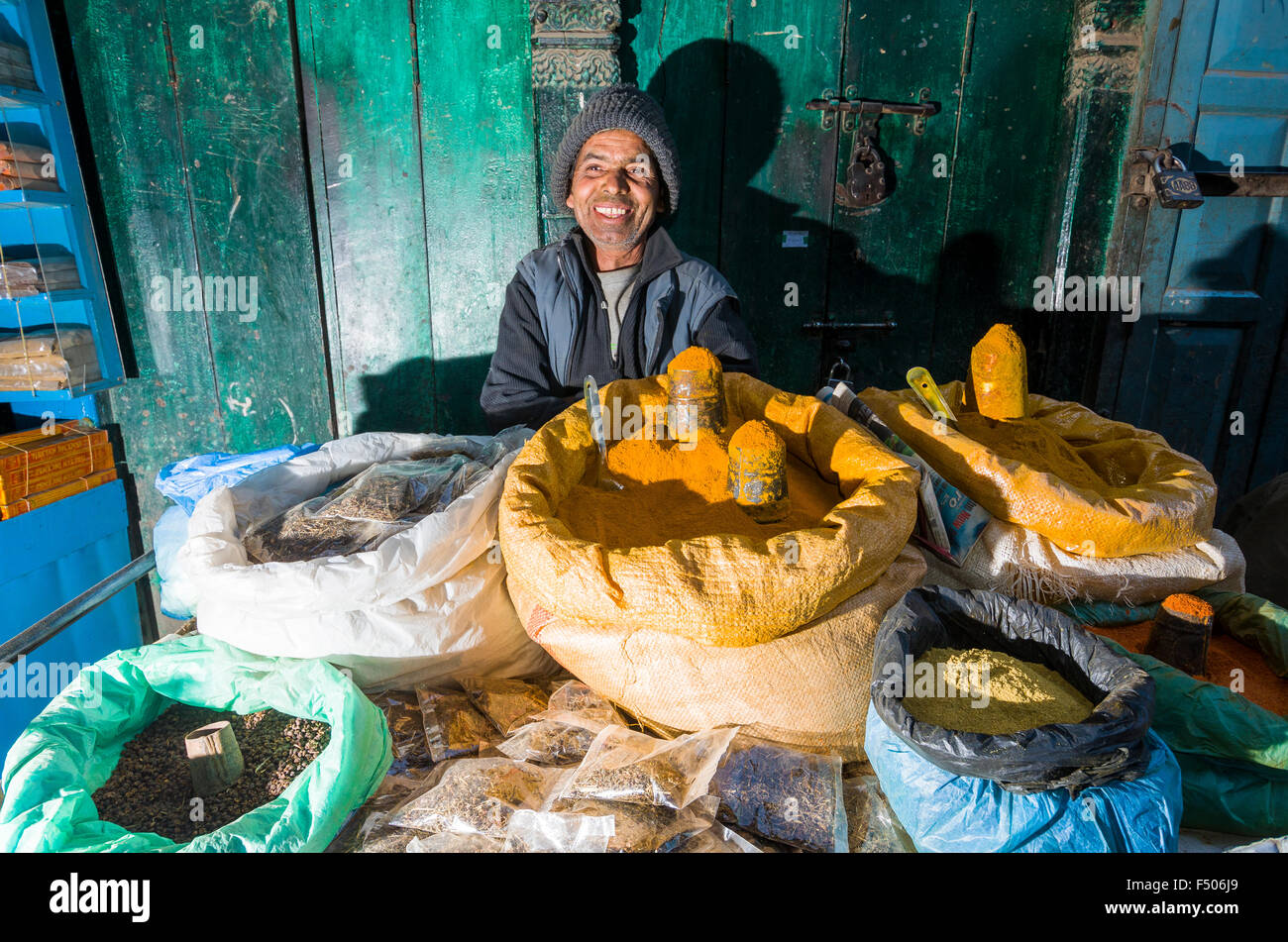 Spezie differenti venduto per strada da un uomo Foto Stock