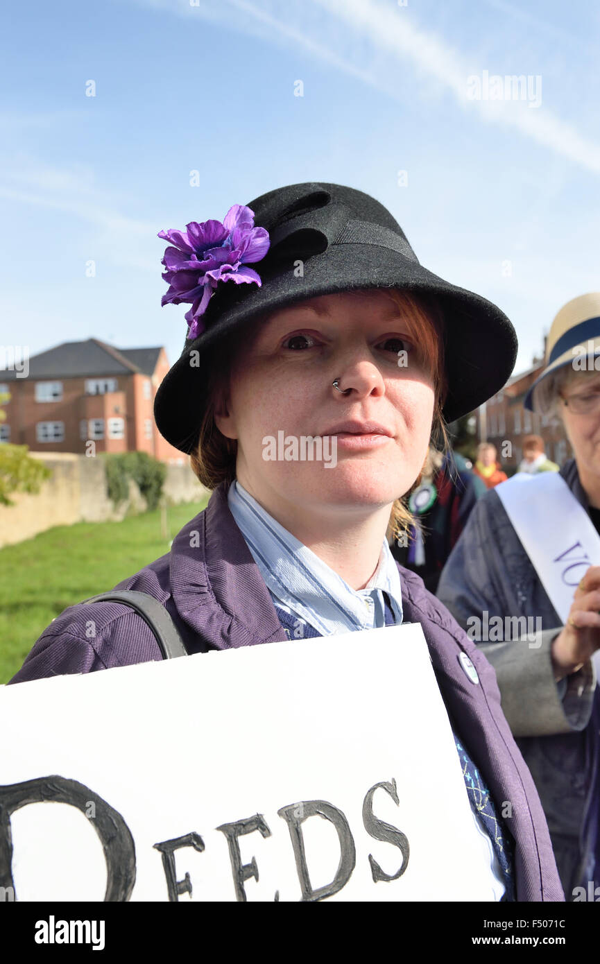 Suffragettes marzo attraverso la vecchia città di Swindon Radnor Street cimitero ottobre 2015 compreso il grande nipoti di Edith nuovo Foto Stock