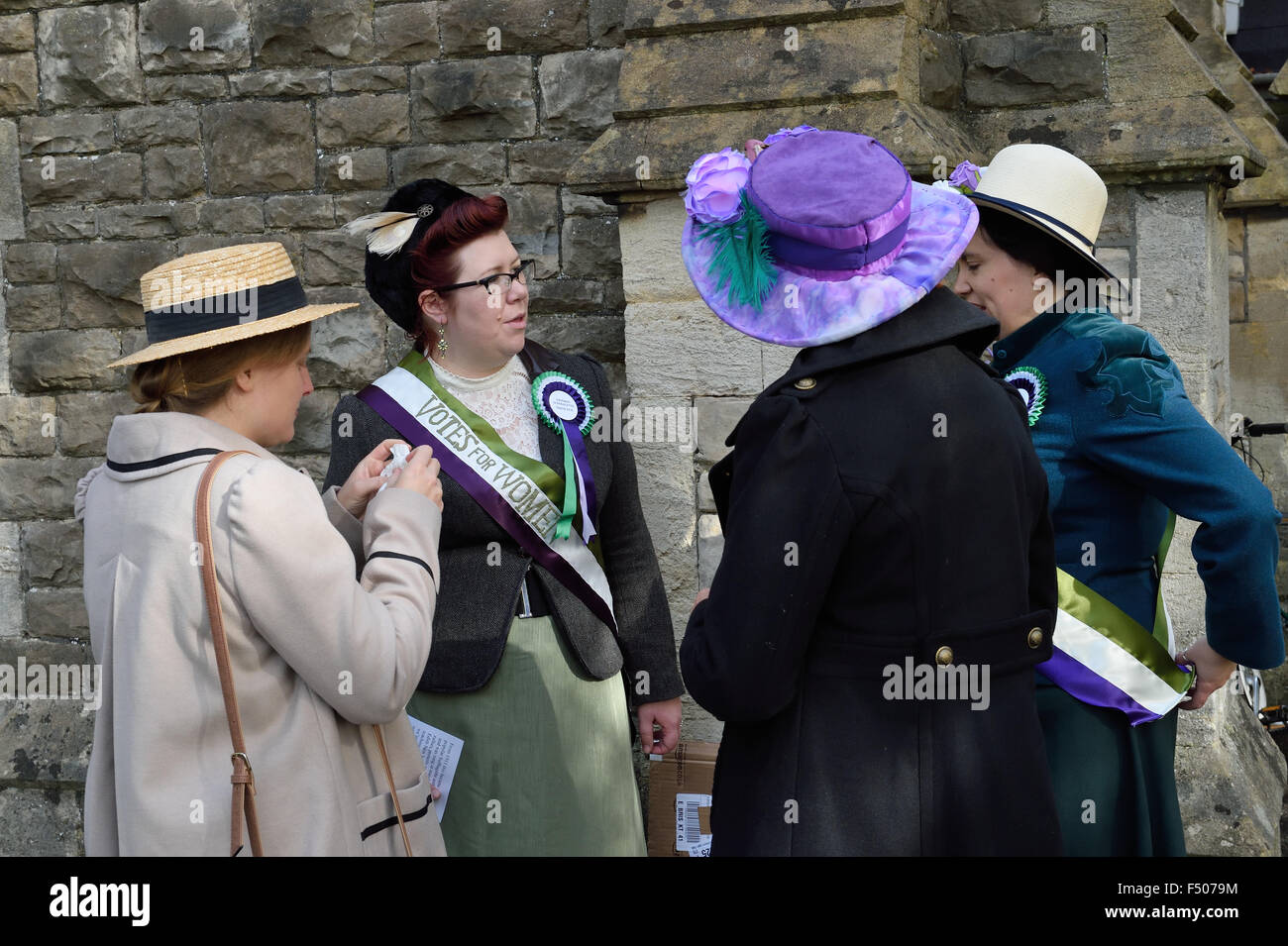 Suffragettes marzo attraverso la vecchia città di Swindon Radnor Street cimitero ottobre 2015 compreso il grande nipoti di Edith nuovo Foto Stock