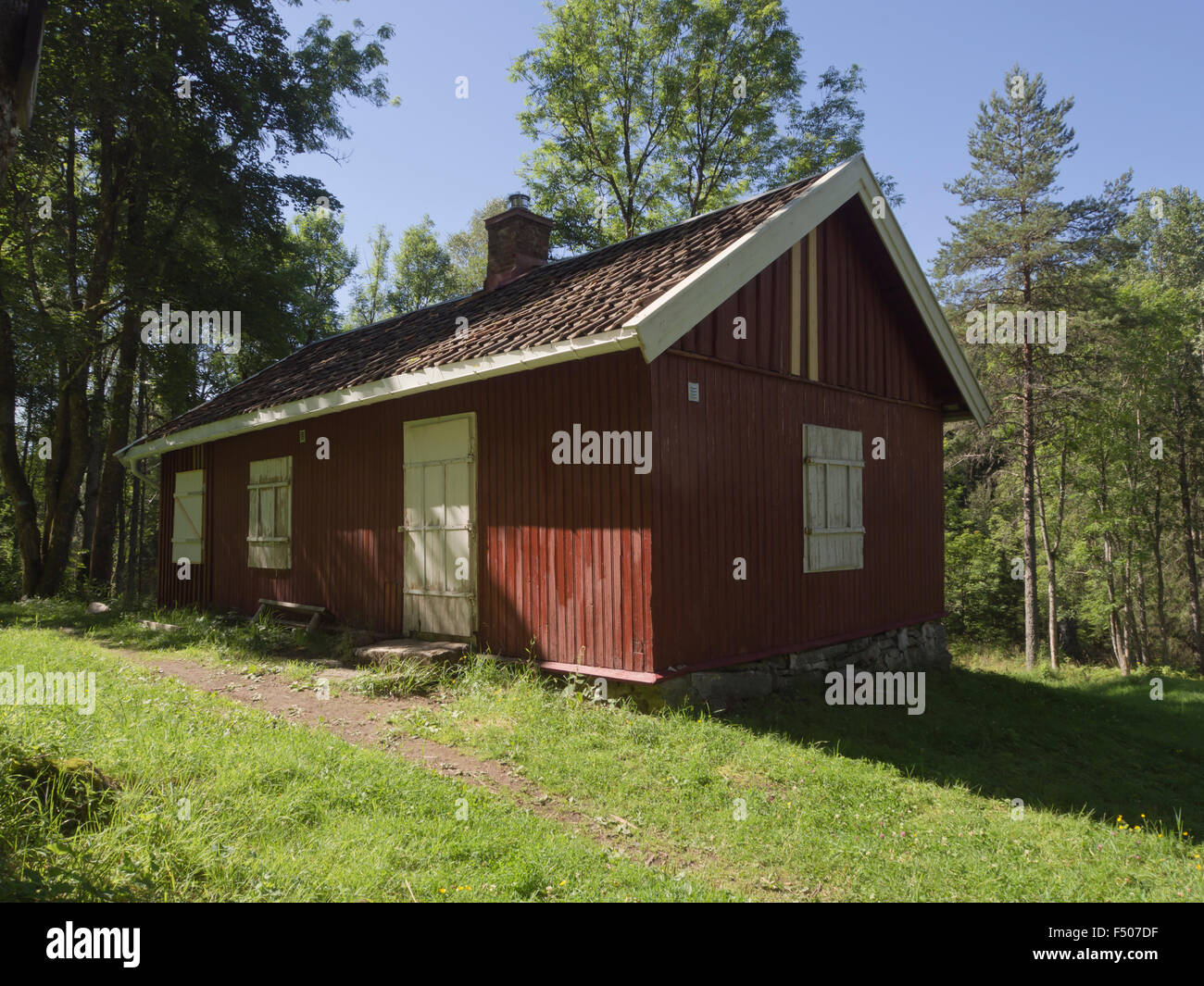 Il vecchio legno rosso homestead Dolerud nella foresta intorno a Oslo Norvegia, conservate e convertito in una cabina per tutta la notte per gli escursionisti Foto Stock