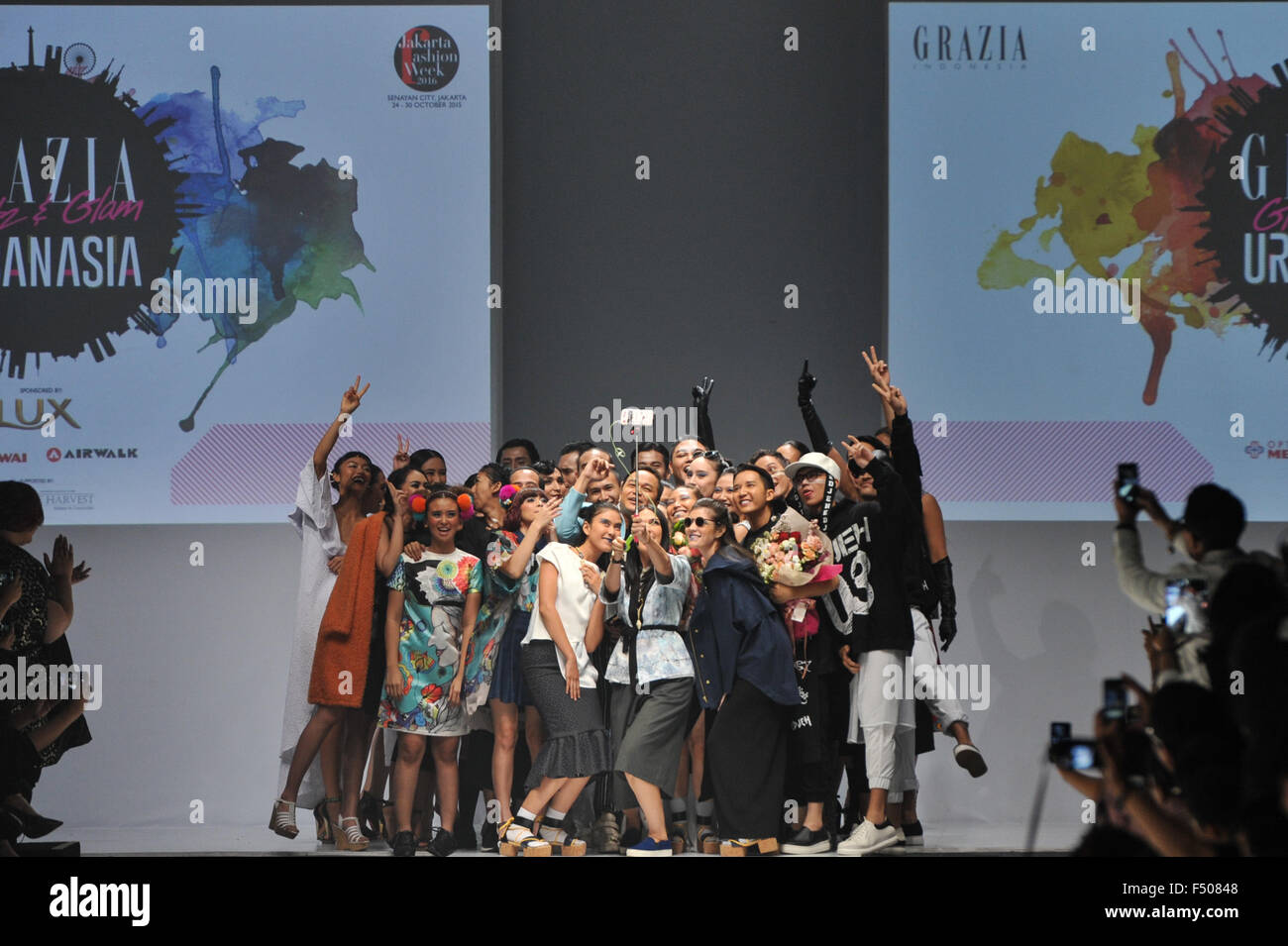 Jakarta, Indonesia. 25 ott 2015. I modelli e i progettisti prendere selfie durante il Jakarta Fashion Week 2016 a Jakarta, Indonesia, 25 ottobre 2015. Credit: Veri Sanovri/Xinhua/Alamy Live News Foto Stock
