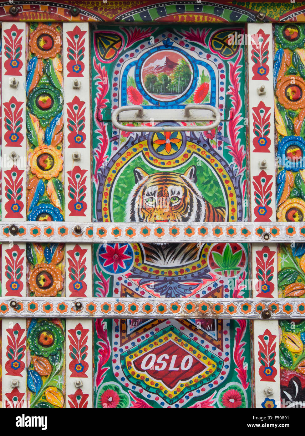 Dettagli da un elaborato e decorate artisticamente colorato camion Bedford in stile pakistano, sul display in Oslo Norvegia Foto Stock