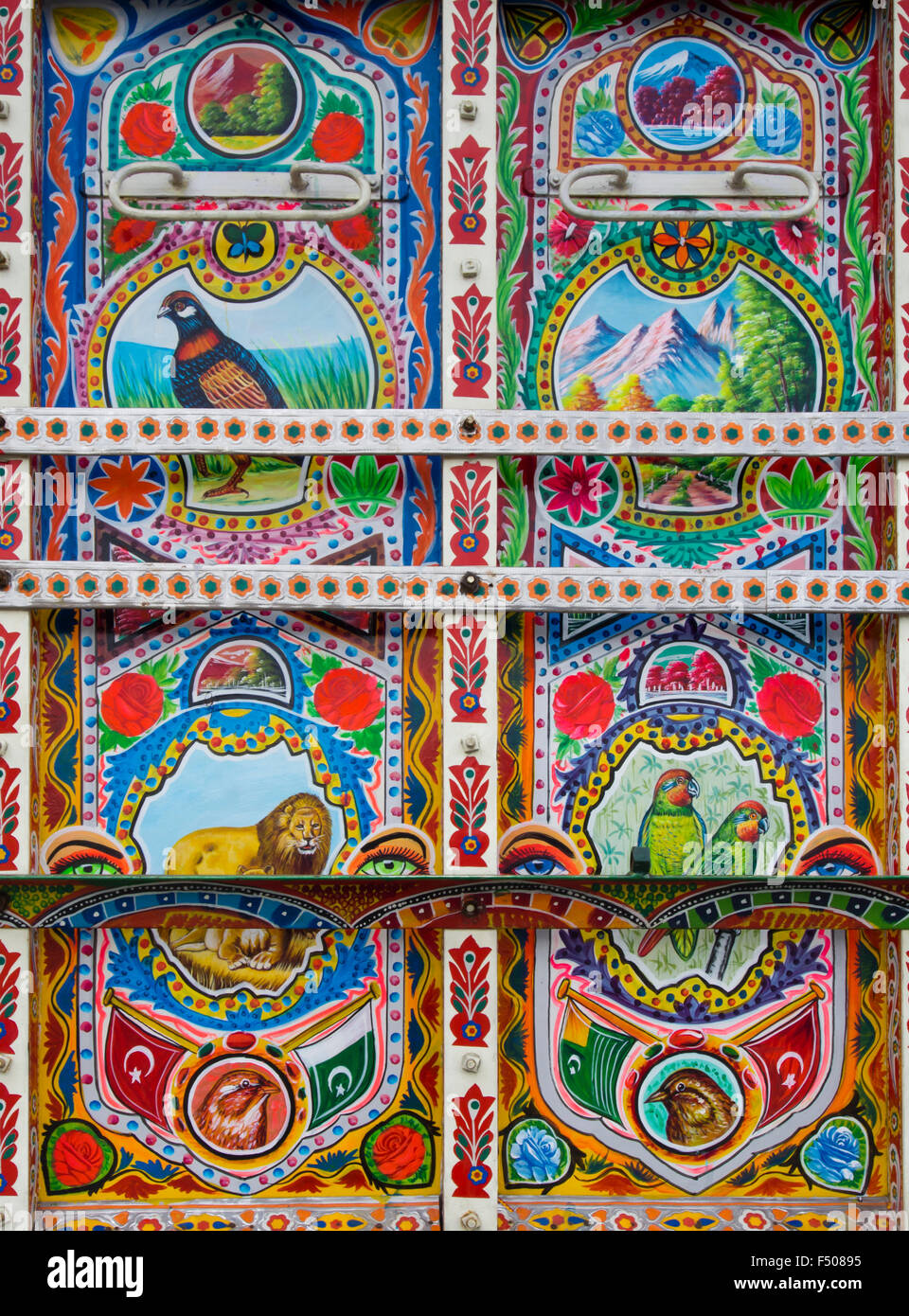 Dettagli da un elaborato e decorate artisticamente colorato camion Bedford in stile pakistano, zoomorfi Foto Stock