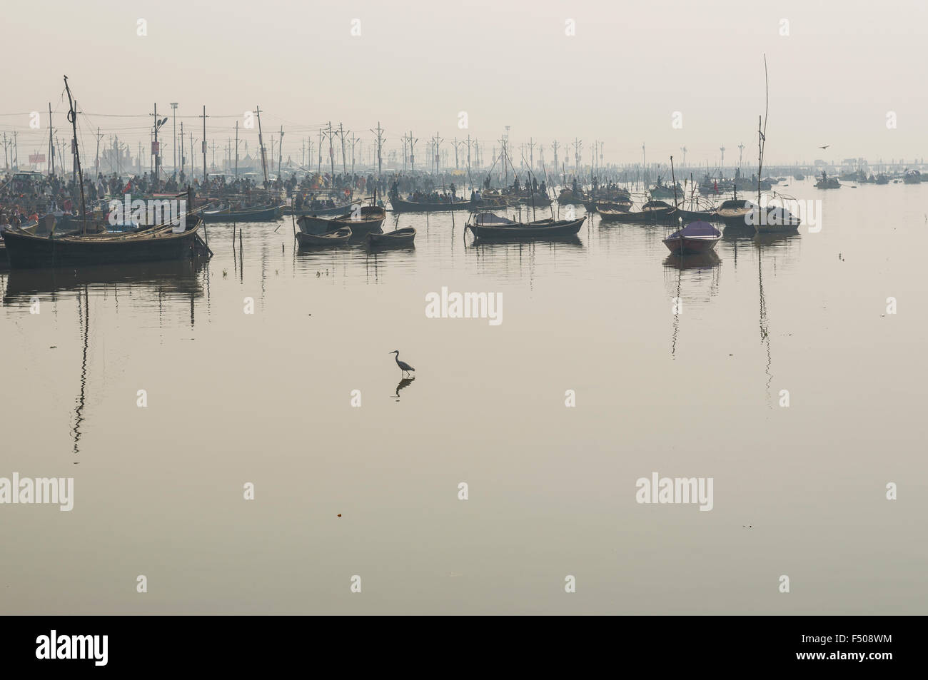 Stivali di nave persone al sangam, alla confluenza dei fiumi Gange e yamuna e saraswati, al kumbha mela Foto Stock