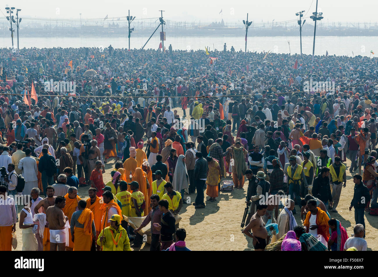 Milioni di persone incontro presso il sangam, alla confluenza dei fiumi Gange e yamuna e saraswati, per il santo bagno a kumb Foto Stock