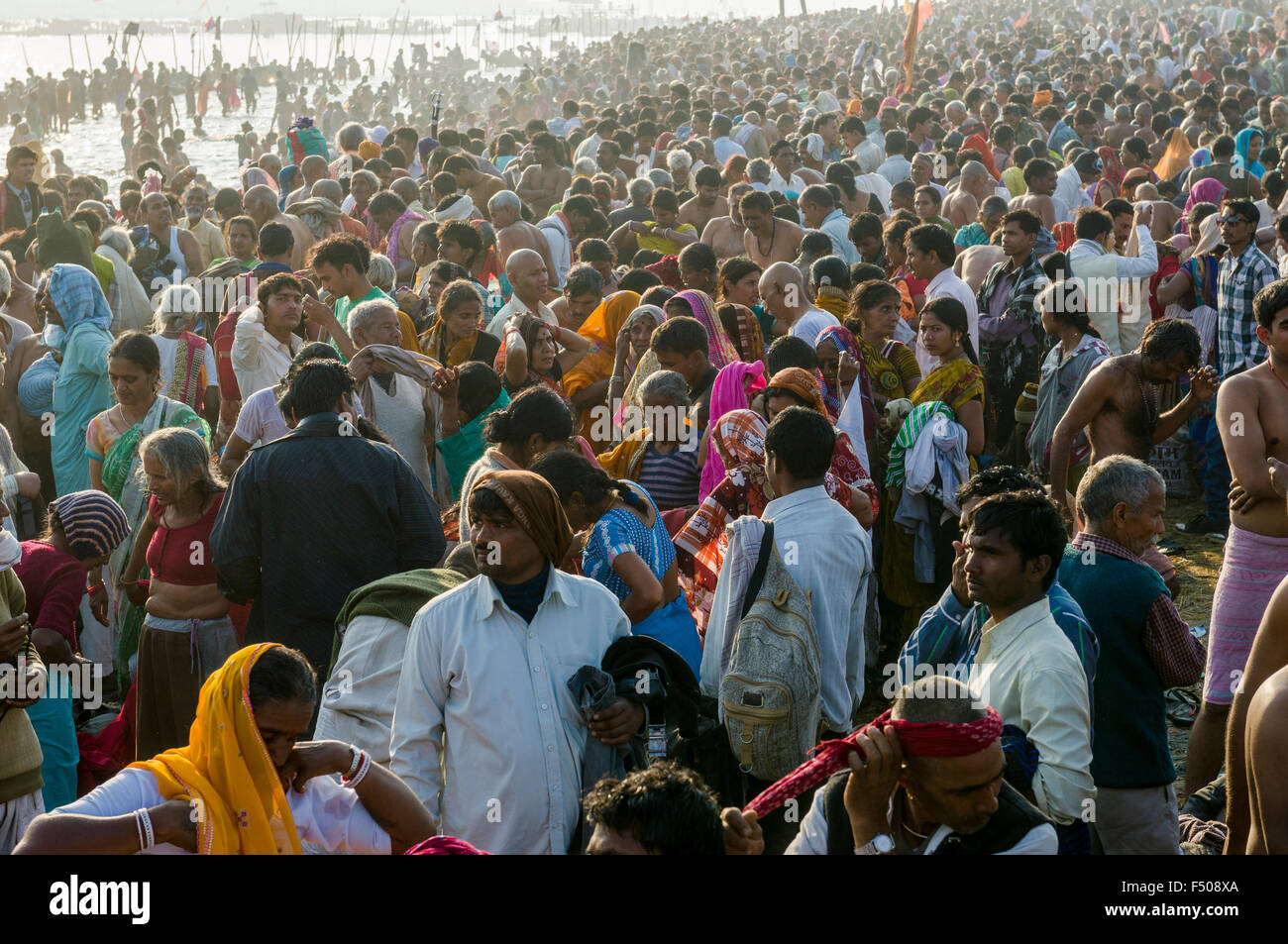 Milioni di persone incontro presso il sangam, alla confluenza dei fiumi Gange e yamuna e saraswati, per il santo bagno a kumb Foto Stock