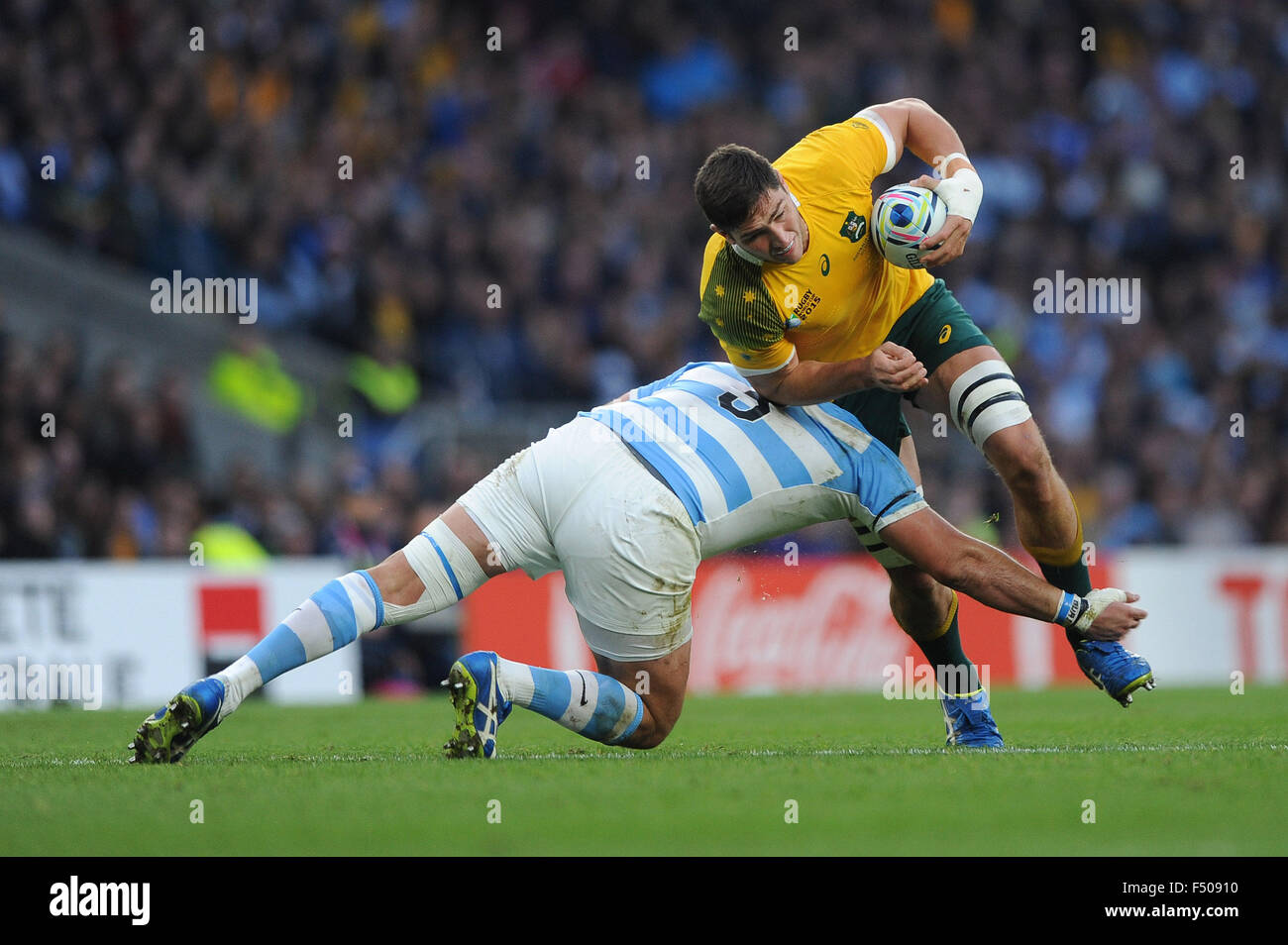 Londra, Regno Unito. Londra, Regno Unito. 25 ottobre, 2015. Rob Simmons di Australia è affrontato da Ramiro Herrera di Argentina durante la semifinale della Coppa del Mondo di Rugby 2015 tra Argentina e Australia - Twickenham Stadium di Londra. Credito: Cal Sport Media/Alamy Live News Foto Stock