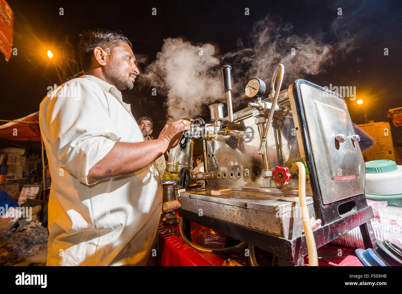 Macchina espresso per fornire il caffè ai pellegrini al sangam, alla confluenza dei fiumi Gange e yamuna e saraswati, in kumb Foto Stock