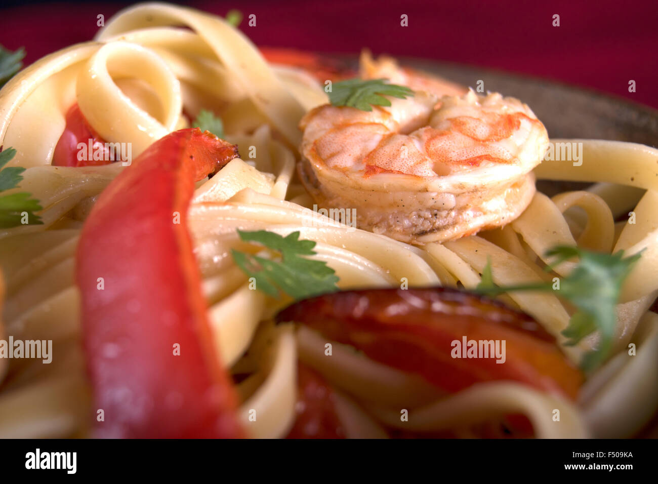 Gamberetti fettuccine con peperoni rossi e i pomodori Foto Stock