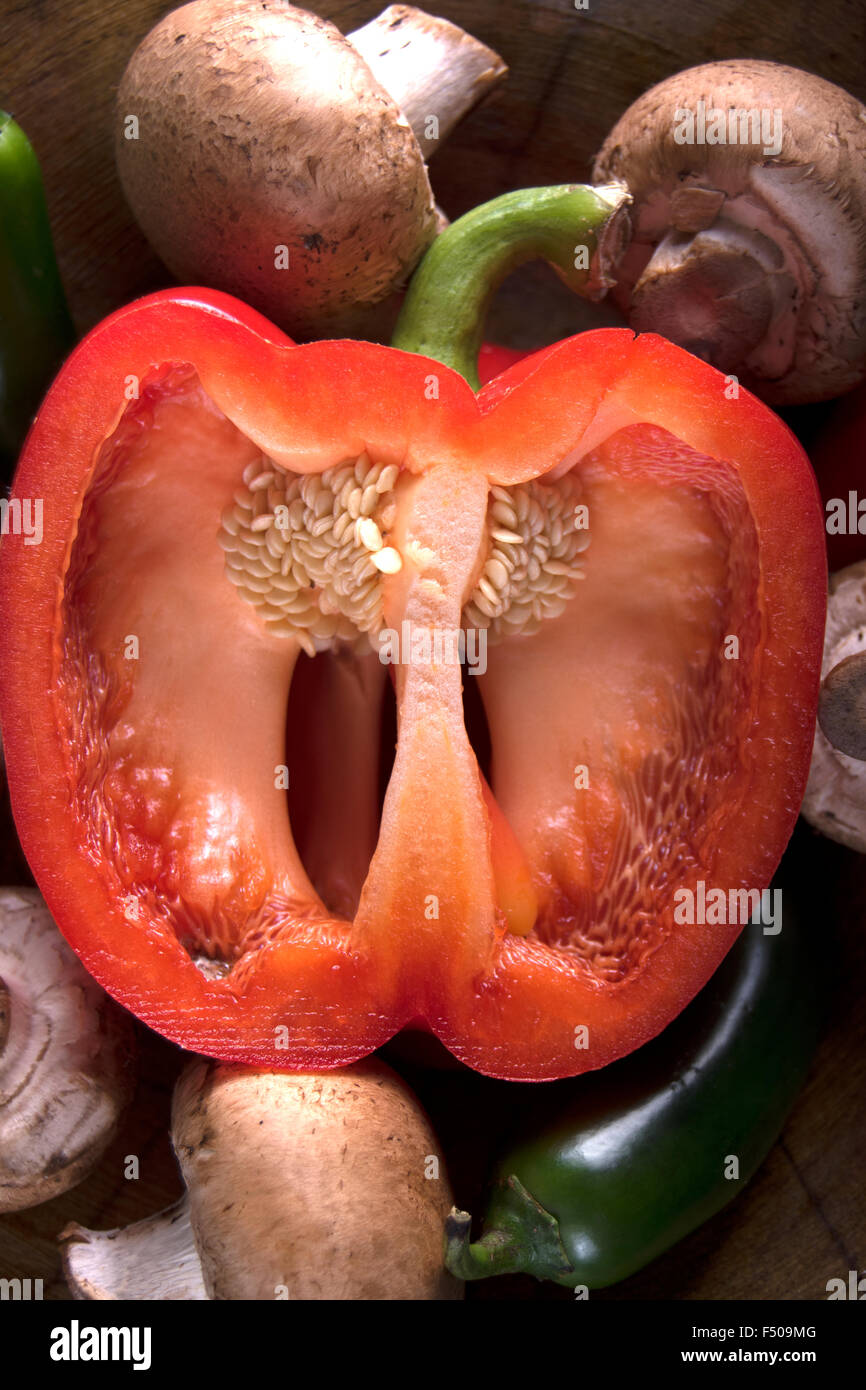 Peperone rosso, funghi, peperoni Foto Stock