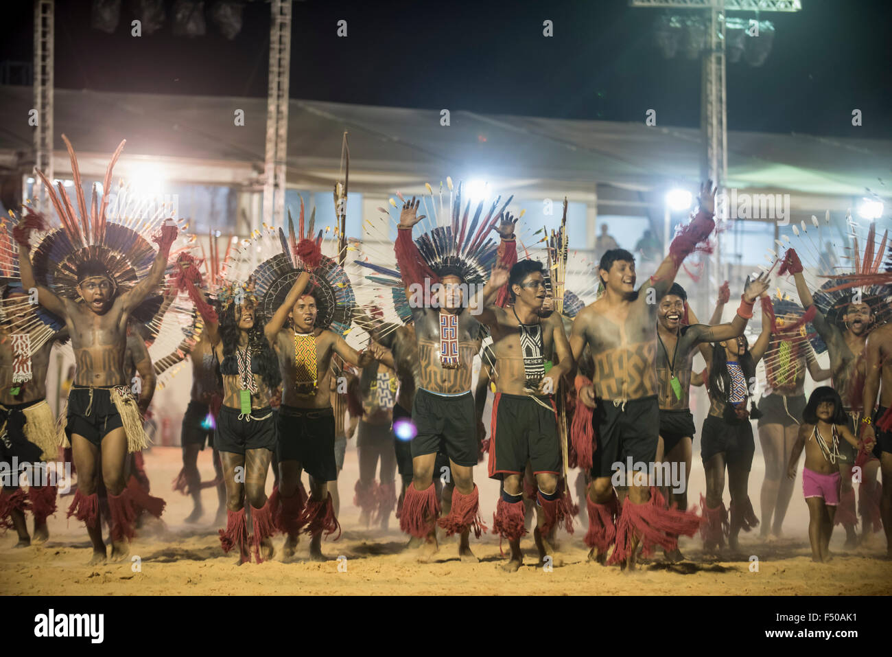 Palmas, stato di Tocantins, Brasile. 24 ott 2015. I partecipanti Karaja celebrare durante il internazionale giochi indigeni, nella città di Palmas, stato di Tocantins, Brasile. Photo credit: Sue Cunningham/fotografica Alamy Live News Foto Stock