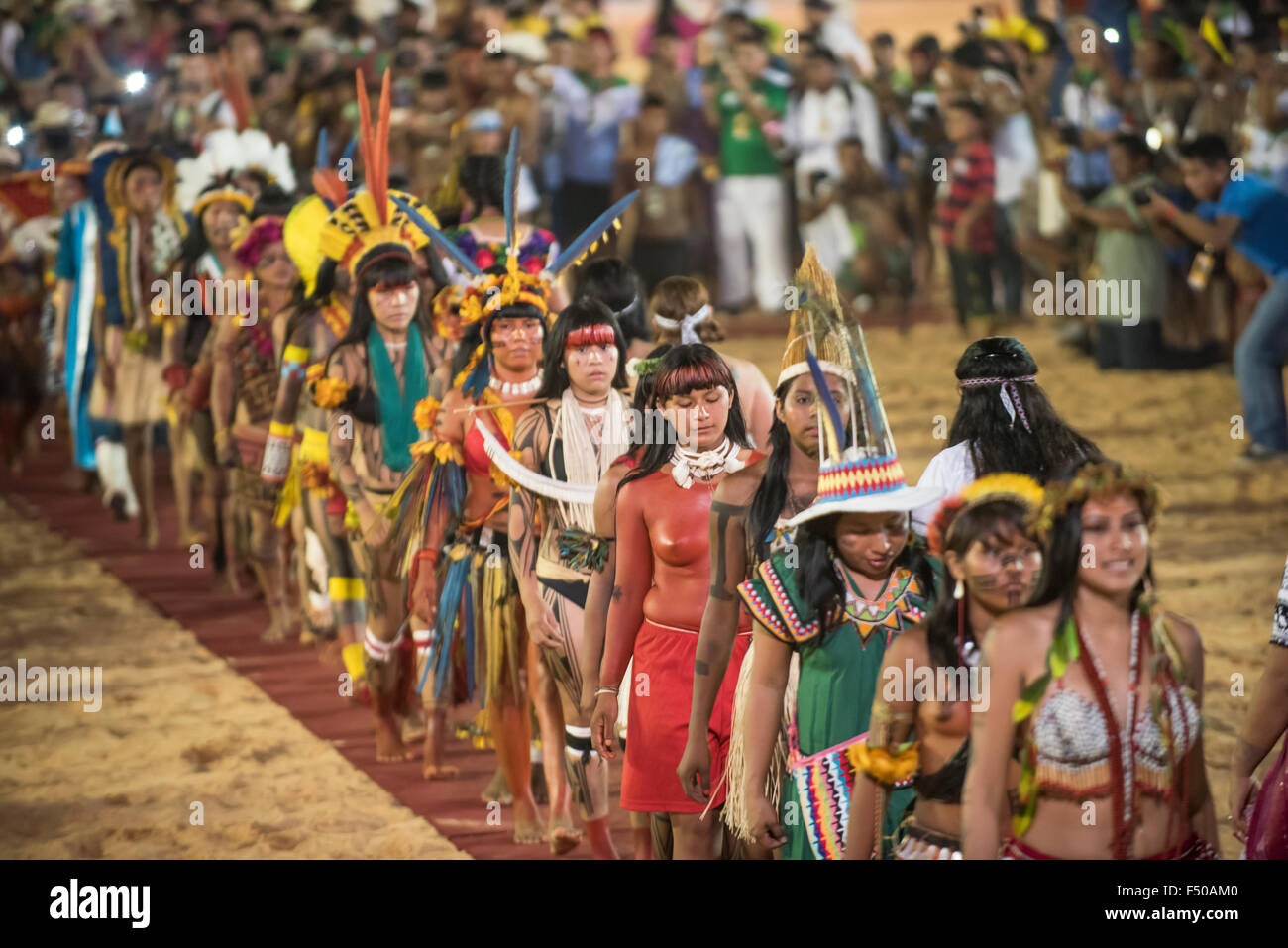 Palmas, stato di Tocantins, Brasile. 24 ott 2015. Le donne provenienti da diversi gruppi etnici forma linea per dimostrare le loro concezioni della bellezza femminile a livello internazionale giochi indigeni, nella città di Palmas, stato di Tocantins, Brasile. Photo credit: Sue Cunningham/fotografica Alamy Live News Foto Stock