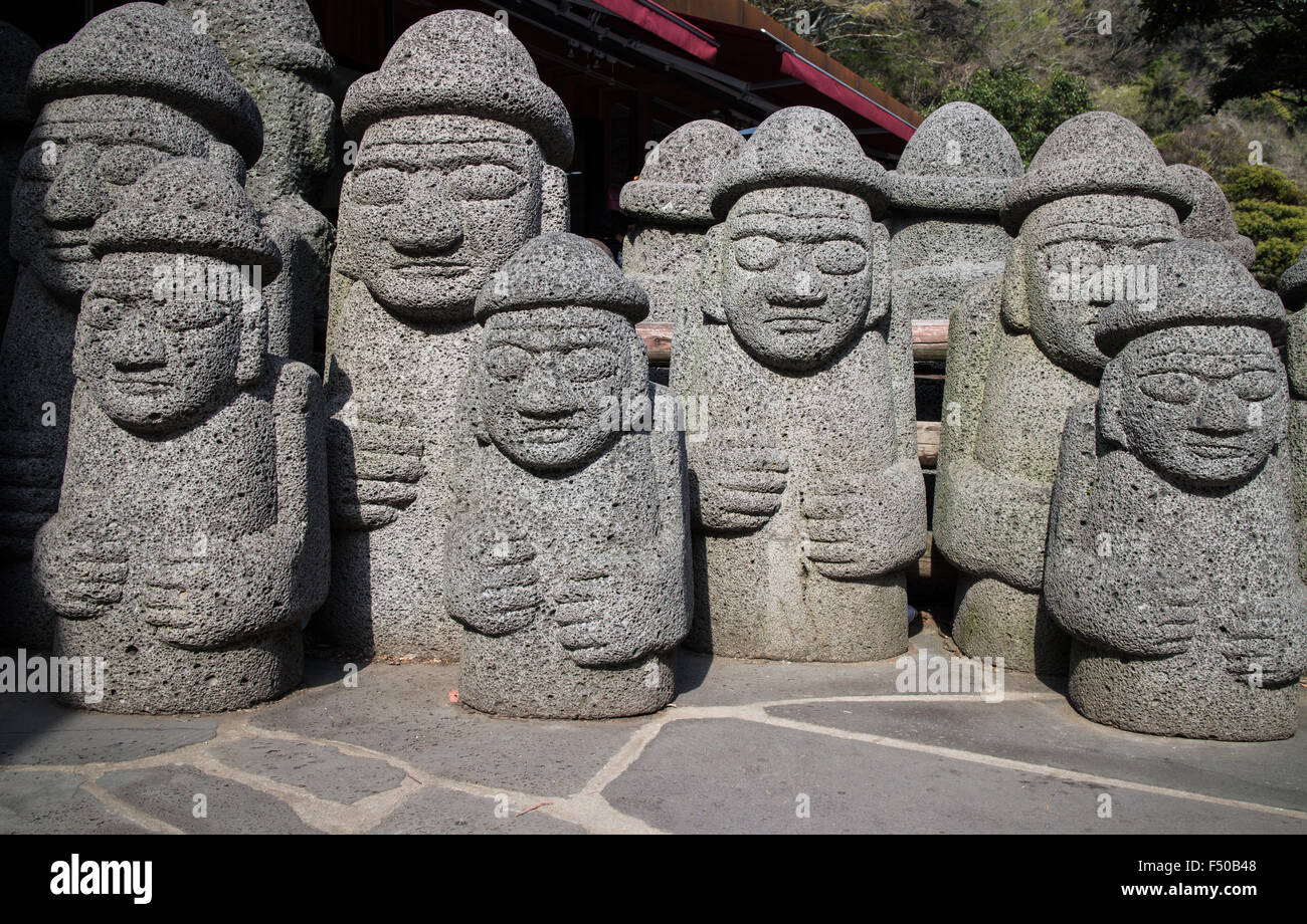 Il coreano statue in pietra sull'Isola di Jeju della tradizionale dol hareubang, gli dèi di protezione e la fertilità Foto Stock