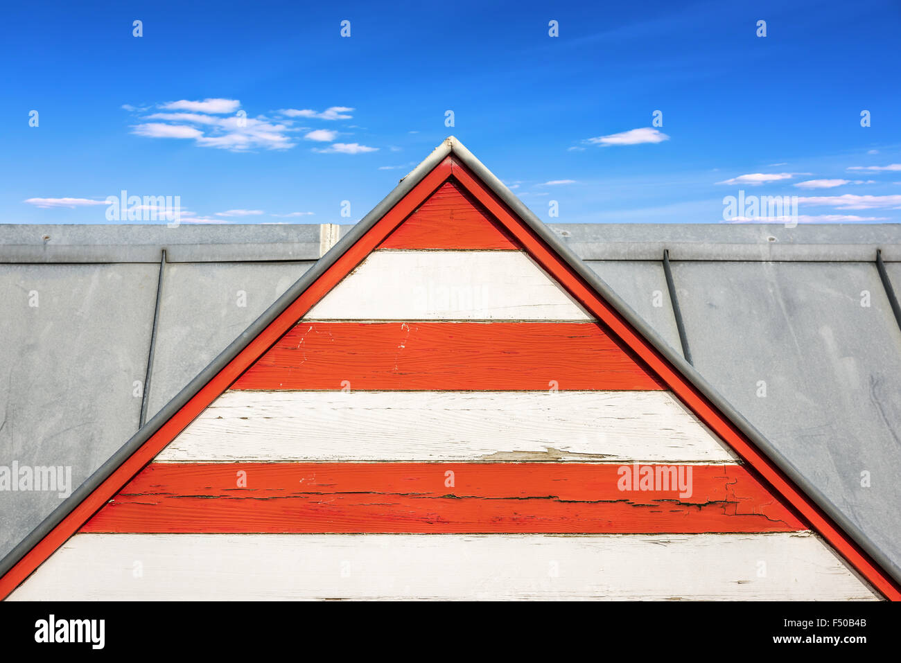 Striped tetto in legno di una capanna sulla spiaggia di Knokke, Belgio Foto Stock