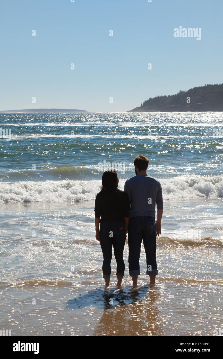 Un giovane permanente al bordo delle acque che guarda al mare, Maine, Stati Uniti d'America. Solo uso editoriale Foto Stock