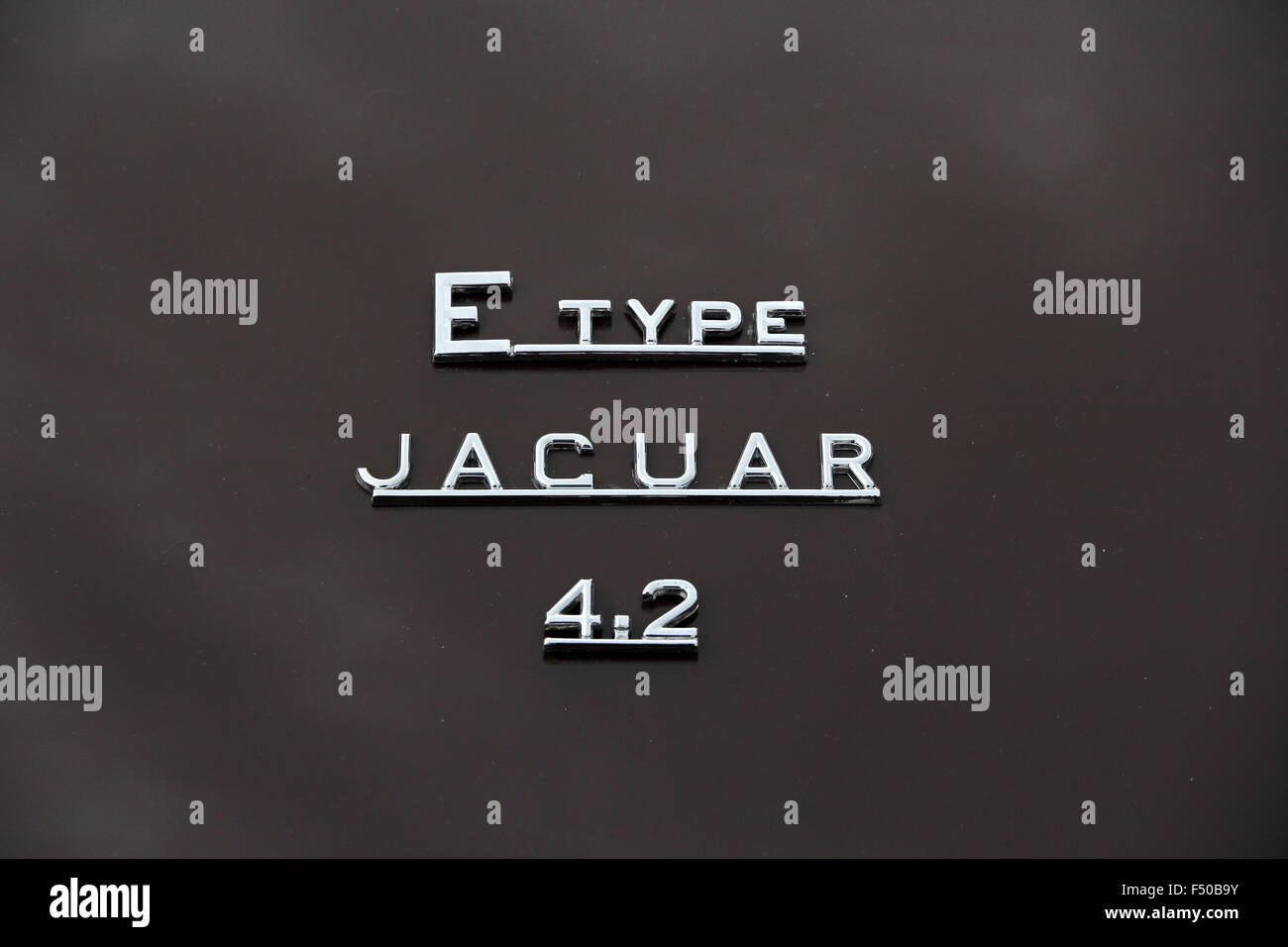 Badge sulla parte posteriore del classic Jaguar E-type auto sportiva Foto Stock