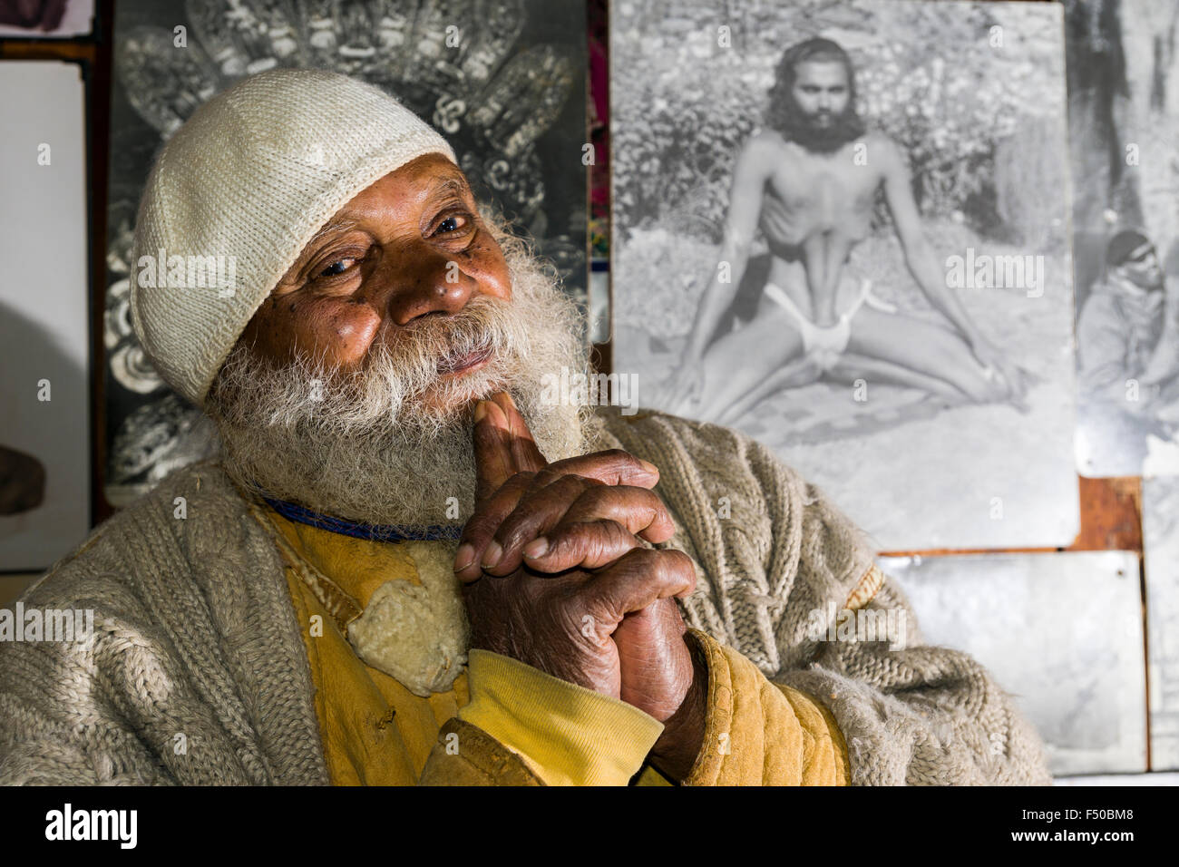 Un ritratto di swami sundaranand, un famoso sadhu, yogi e fotografo Foto Stock