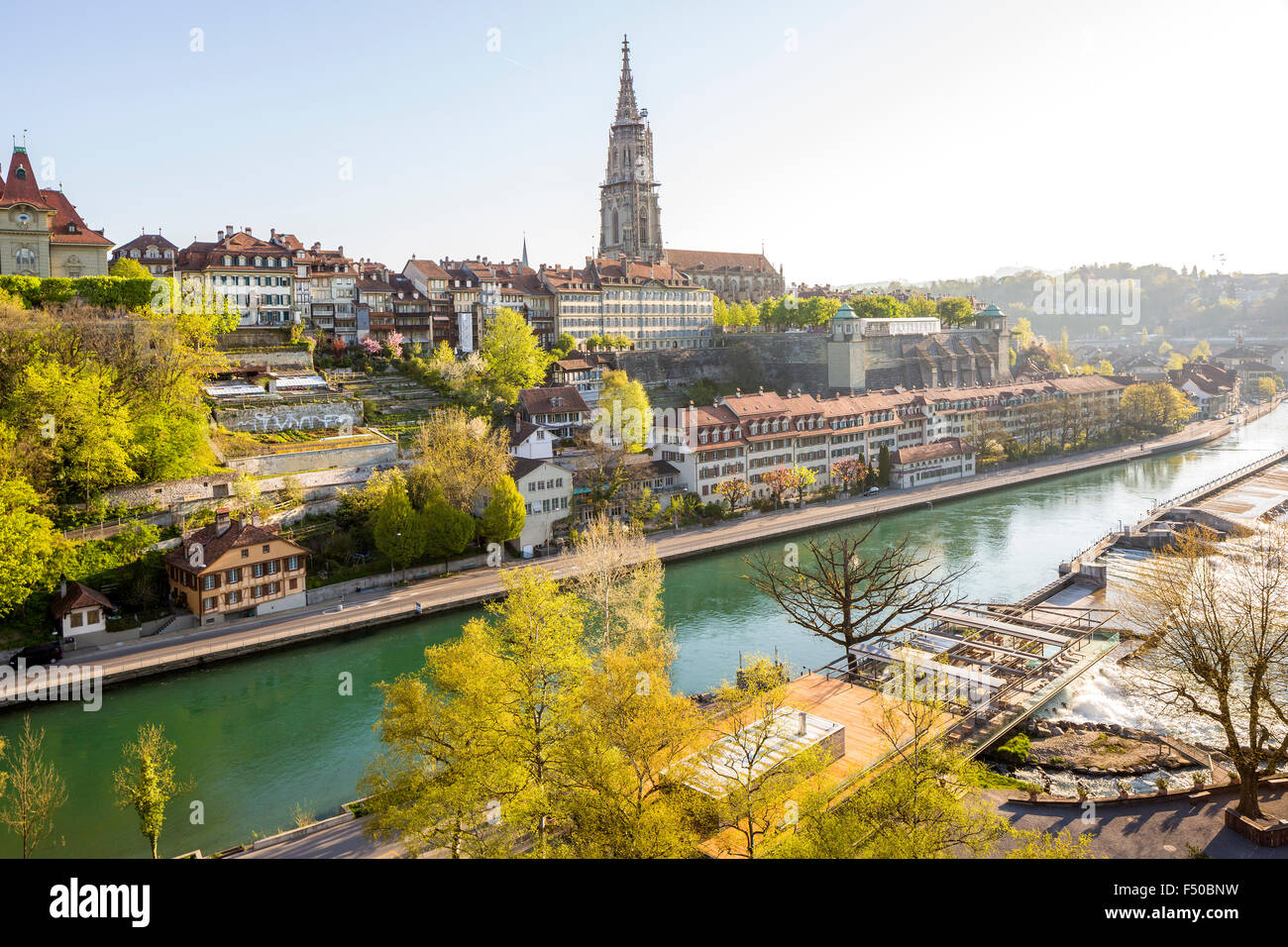 Il fiume Aare con il Munster Cattedrale di Berna in background, Canton Berna, Svizzera. Foto Stock
