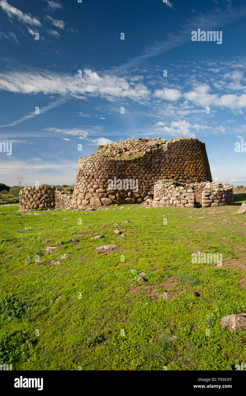 Abbasanta,Sardegna,Italia, 16/10/2015. Vista del sardo archeologico famoso punto di riferimento: il Nuraghe Losa vecchia torre Foto Stock