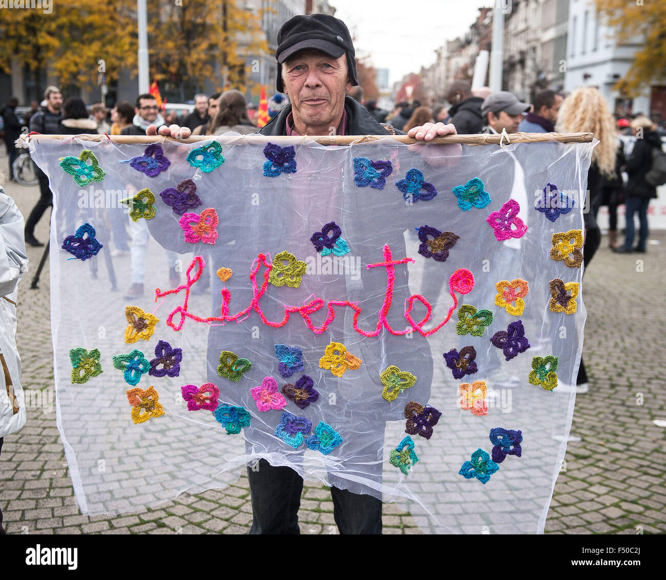 Bruxelles, BXL, Belgio. 25 ott 2015. I rifugiati tenere la protesta a Bruxelles in Belgio su 25.10.2015 . Circa 3.000 rifugiati senza documenti (sans papiers) rally nella domanda di regolarizzazione degli immigrati privi di documenti.la chiusura dei centri di detenzione e terminando le deportazioni. Allo stesso tempo la testa dell'UE dei membri si riuniscono a Bruxelles per discutere la crisi di migrazione da Wiktor Dabkowski © Wiktor Dabkowski/ZUMA filo/Alamy Live News Foto Stock