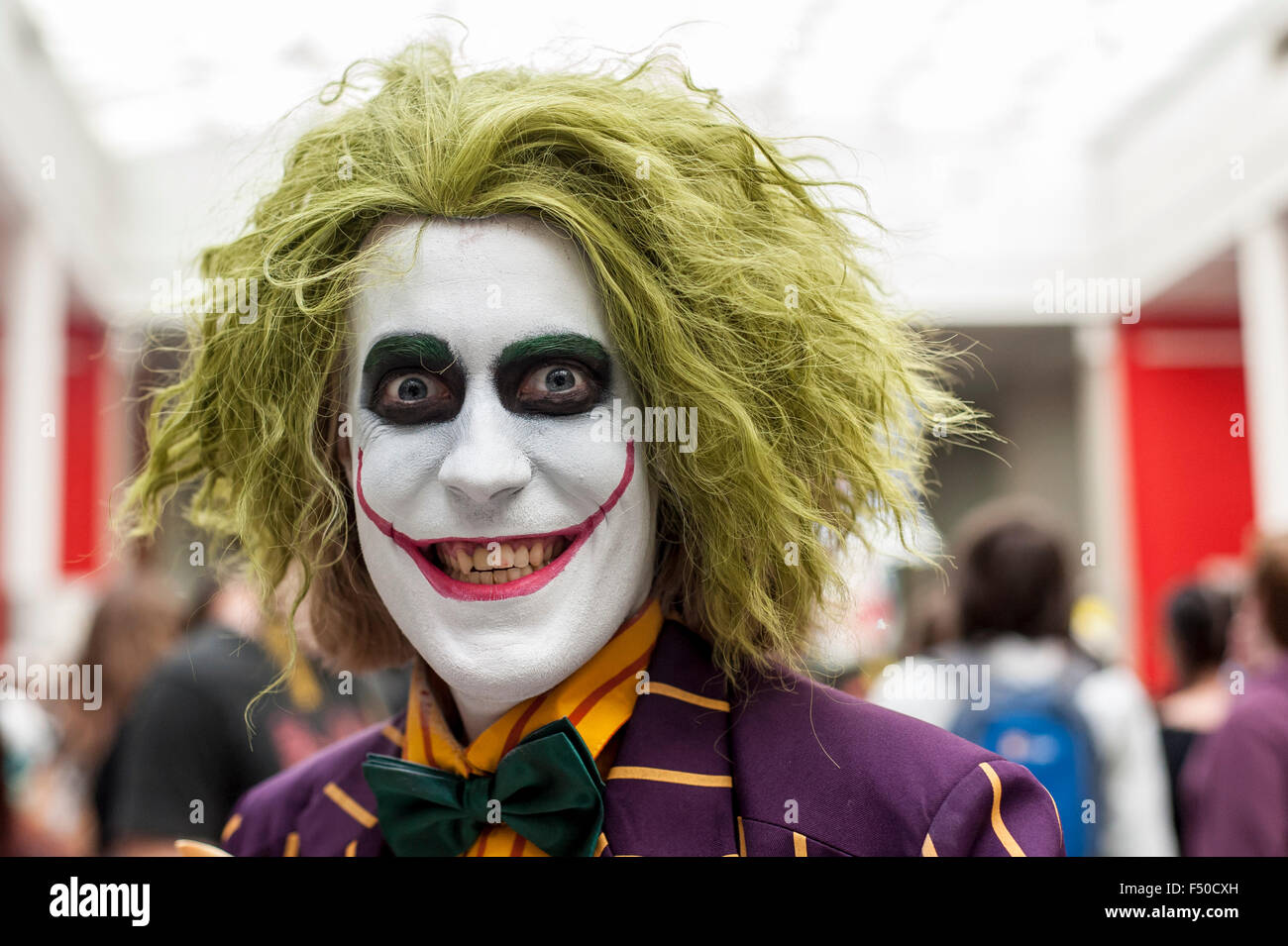 Londra, Regno Unito. Il 25 ottobre 2015. Gli appassionati di fumetti, anime, giochi e più si riuniscono nel giorno finale di MCM London Comic Con. Molti è venuto vestito come loro personaggio preferito, come questo uomo vestito come il burlone da Batman. Credito: Stephen Chung / Alamy Live News Foto Stock