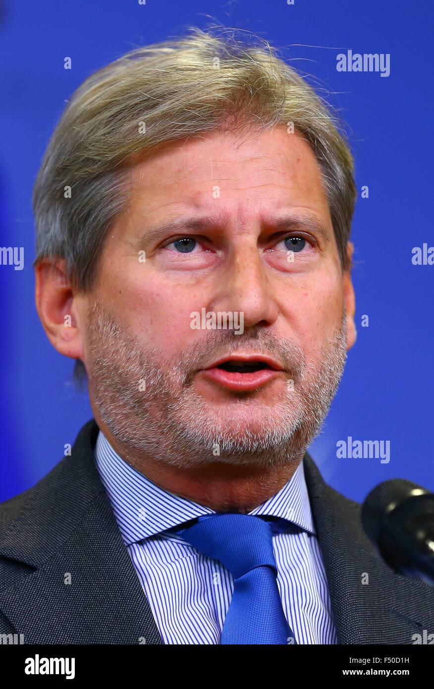 Bruxelles, Belgio. 25 ott 2015. Il Commissario UE per la politica di vicinato e allargamento Johhanes Hahn parla alla stampa mentre arrivando a frequentare il leader dell' incontro sui flussi di rifugiati lungo i Balcani occidentali rotta a Bruxelles, in Belgio, il 25 ottobre 2015. © Gong Bing/Xinhua/Alamy Live News Foto Stock