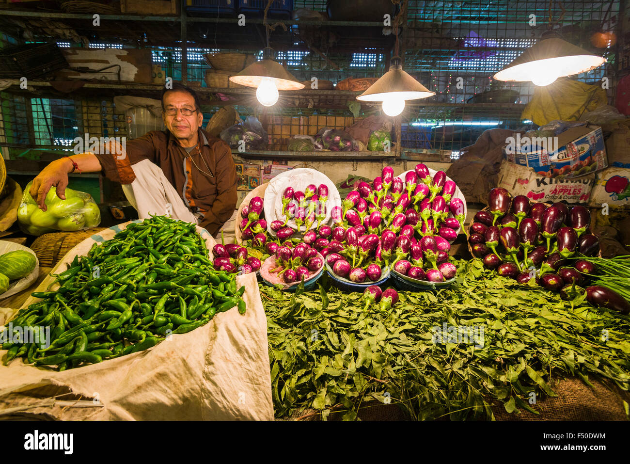 Verdure come peperoncino, i pomodori e le melanzane sono in vendita in un mercato ortofrutticolo Foto Stock Verdure come peperoncino, i pomodori e le melanzane sono in vendita in un mercato ortofrutticolo Foto Stock