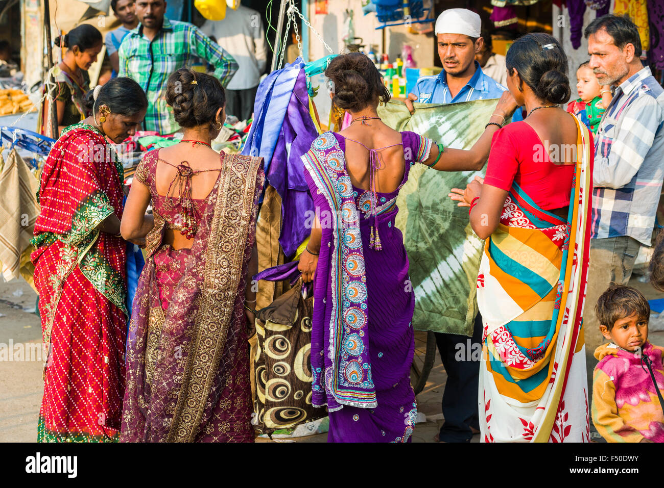 Alcune donne in sari sono acquistare il materiale a venditori ambulanti shop Foto Stock