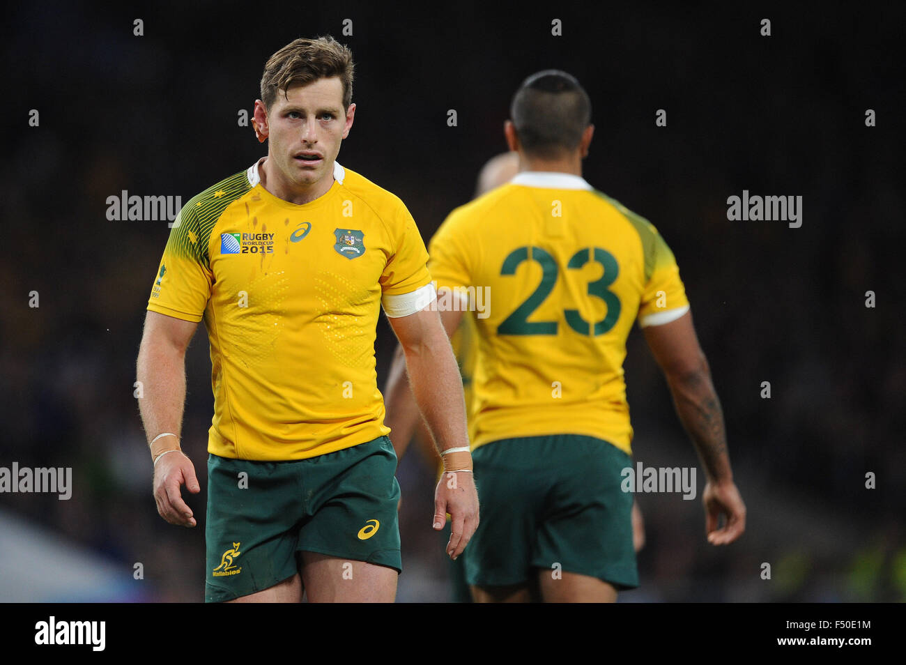 Londra, Regno Unito. 25 ottobre, 2015. Bernard Foley dell Australia durante la semifinale della Coppa del Mondo di Rugby 2015 tra Argentina e Australia - Twickenham Stadium di Londra. Credito: Cal Sport Media/Alamy Live News Foto Stock