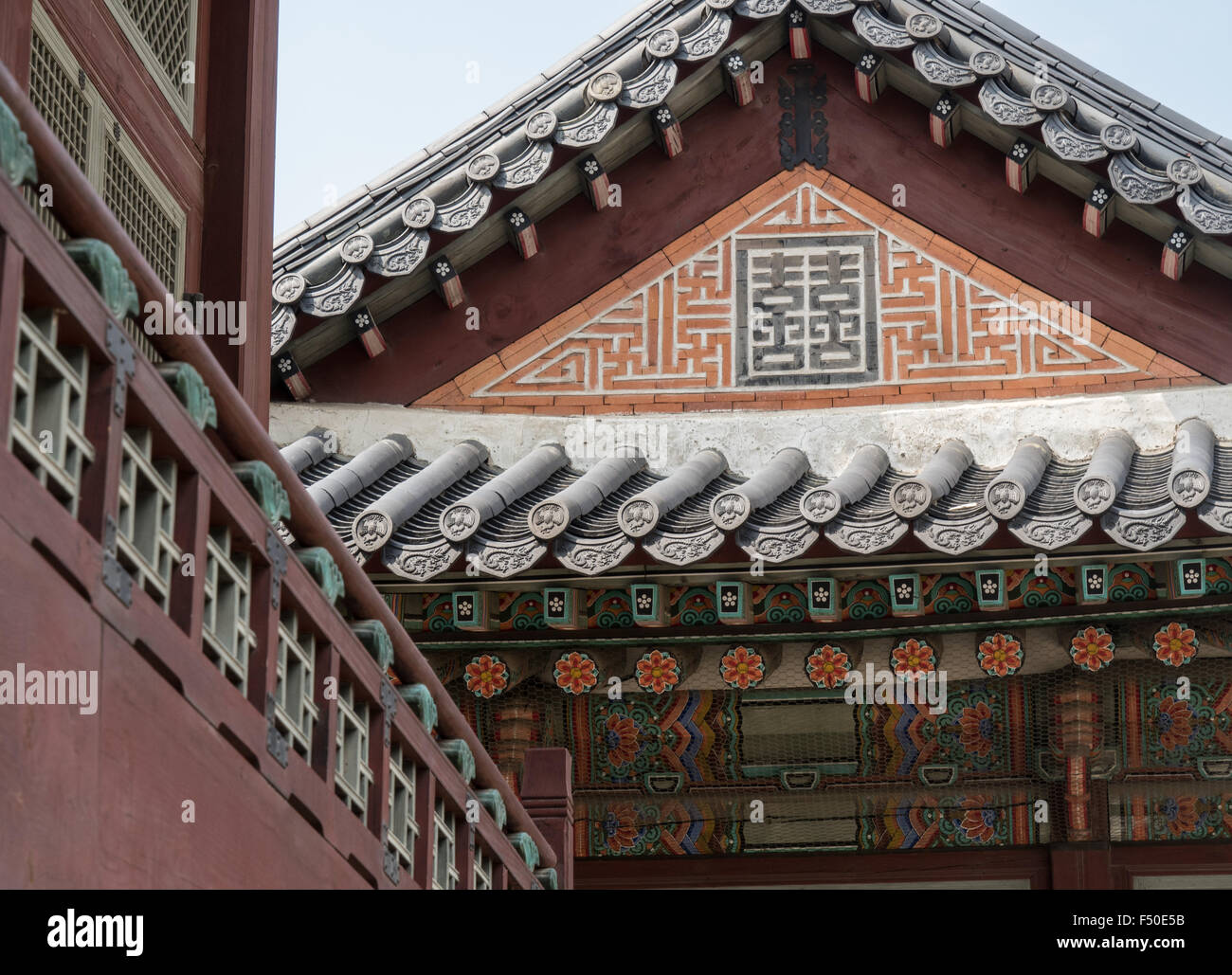 Ornato di tegole ed una doppia felicità emblema presso il Palazzo Gyeongbokgung (경복궁) a Seul, Corea del Sud Foto Stock