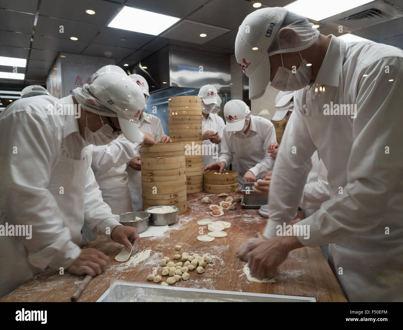 Chef presso la Din Tai Feng Restaurant in Taipei 101 crea il ristorante la zuppa di firma gnocchi Foto Stock