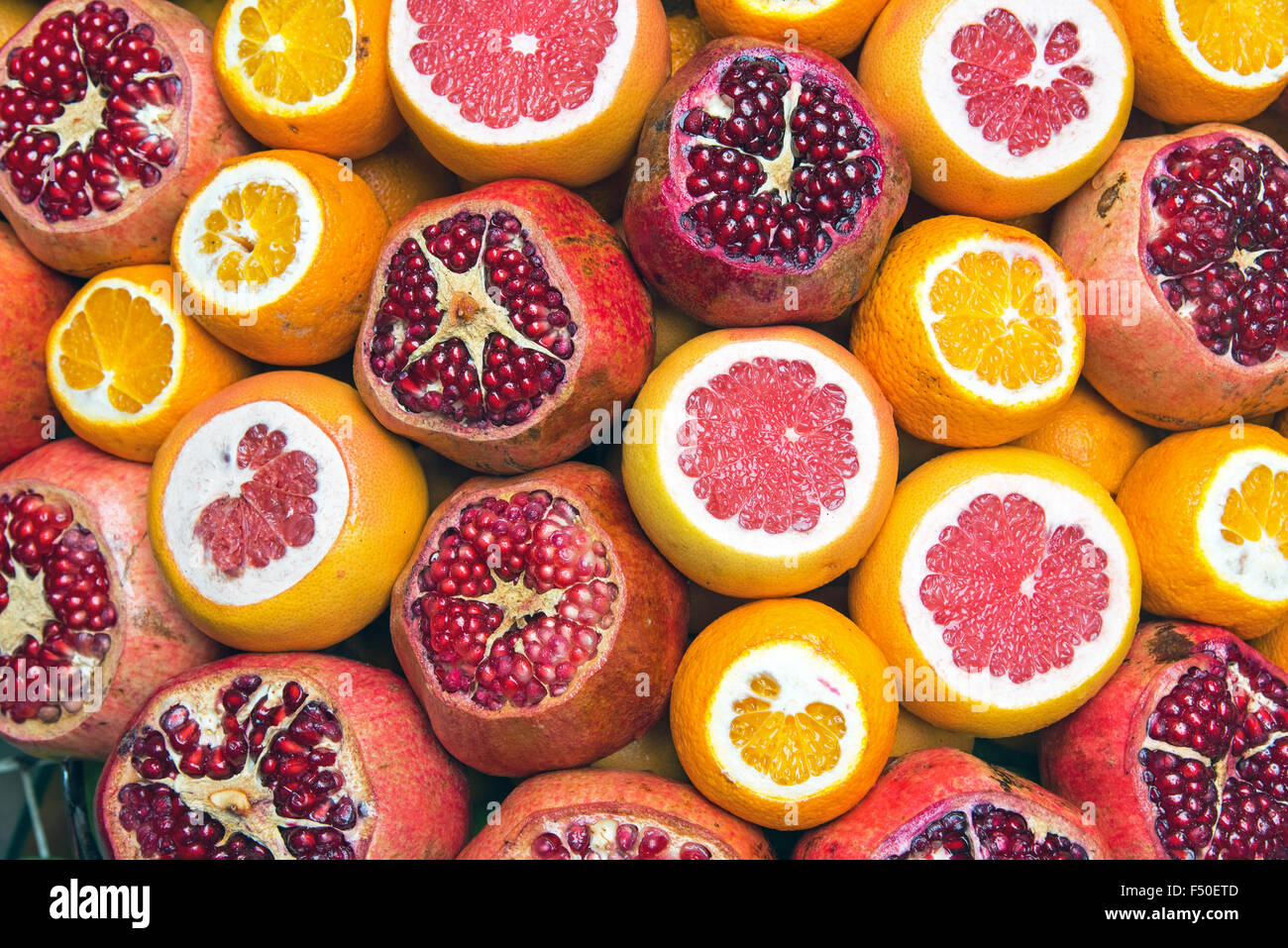 Melograno, pompelmi e pomeli e le arance visto in un mercato di Istanbul Foto Stock