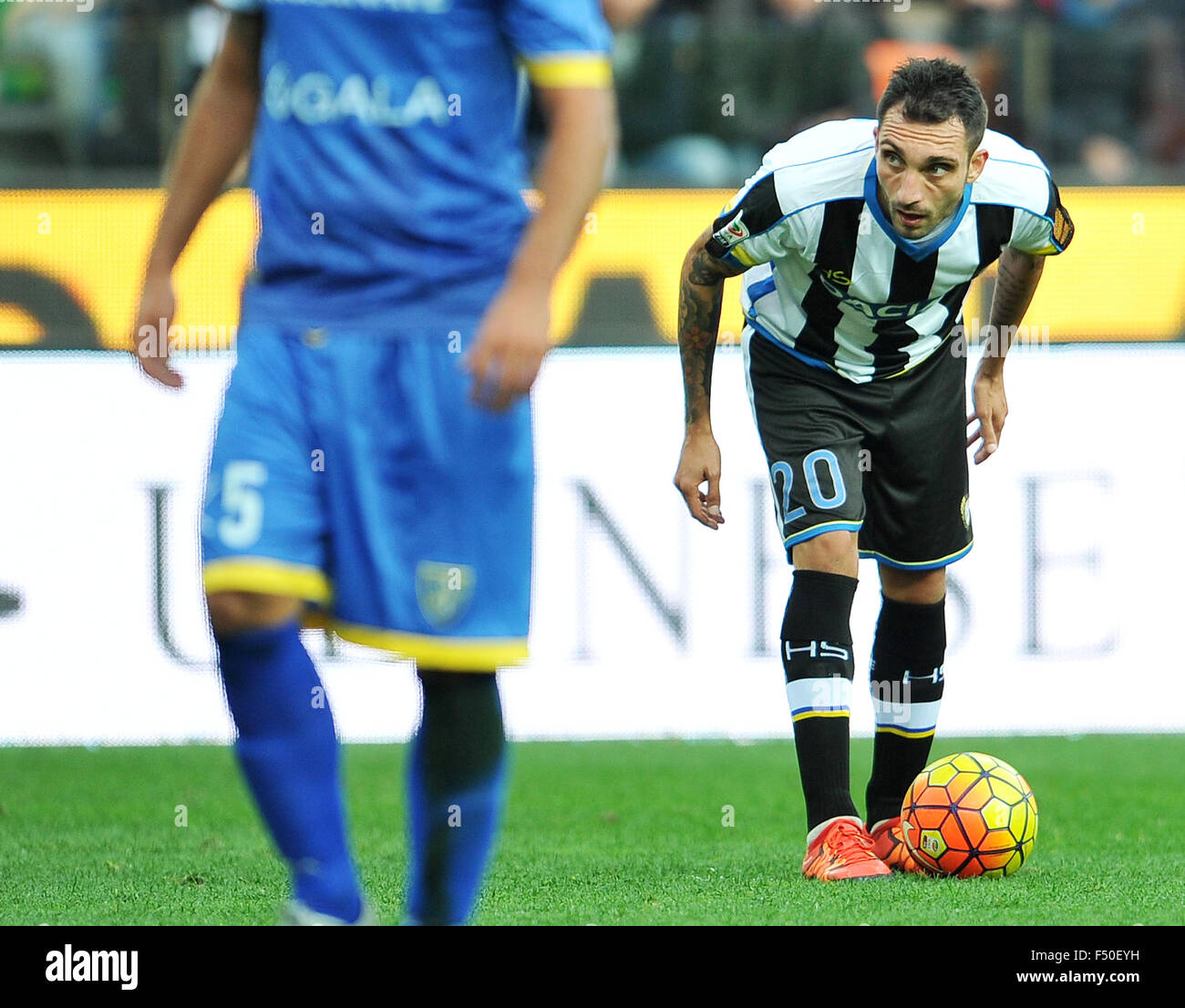 Udine, Italia. 25 ottobre, 2015. Udinese il centrocampista Francesco Lodi si affaccia su durante la Serie A italiana a TIM partita di calcio tra Udinese Calcio e Frosinone a Friuli Stadium il 25 ottobre 2015. Credito: Simone Ferraro/Alamy Live News Foto Stock