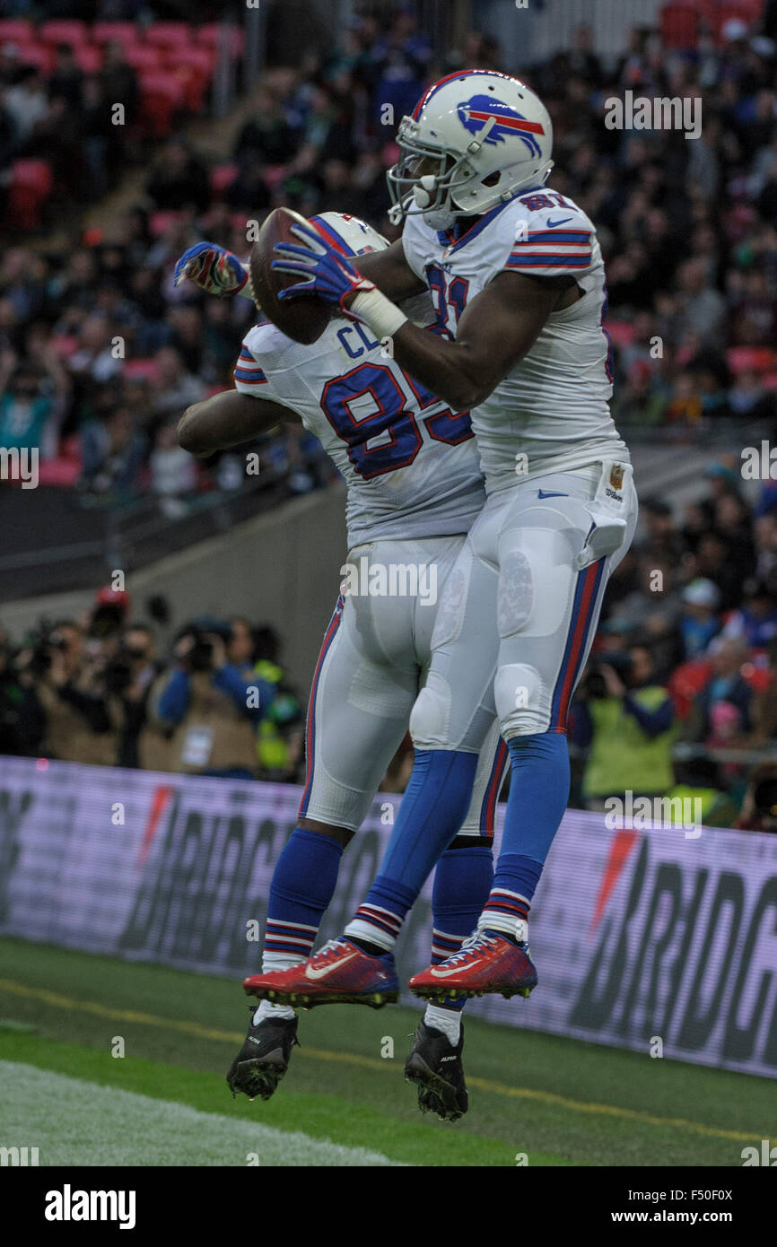 Londra, Regno Unito. 25 ott 2015. NFL International Series. Buffalo Bills rispetto a Jacksonville Jaguars. Fatture wide receiver Marcus Easley [#81] celebra il suo touchdown con fatture manualmente l'estremità Charles Clay [#85]. Credito: Azione Sport Plus/Alamy Live News Foto Stock