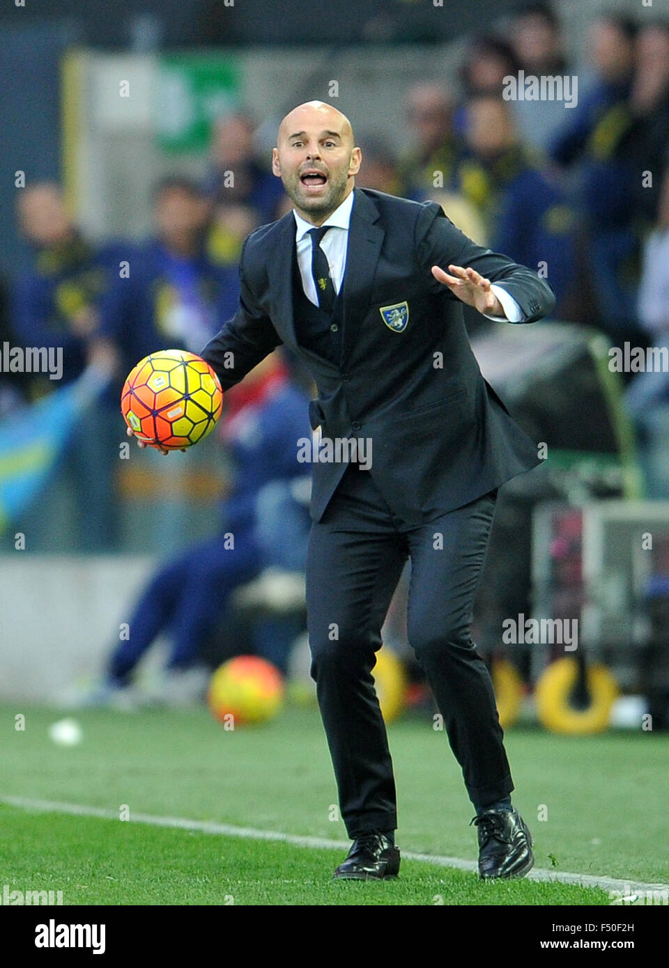 Udine, Italia. 25 ottobre, 2015. Frosinone's head coach Roberto Stellone reagisce durante l'italiano di Serie A TIM partita di calcio tra Udinese Calcio e Frosinone a Friuli Stadium il 25 ottobre 2015. Credito: Simone Ferraro/Alamy Live News Foto Stock