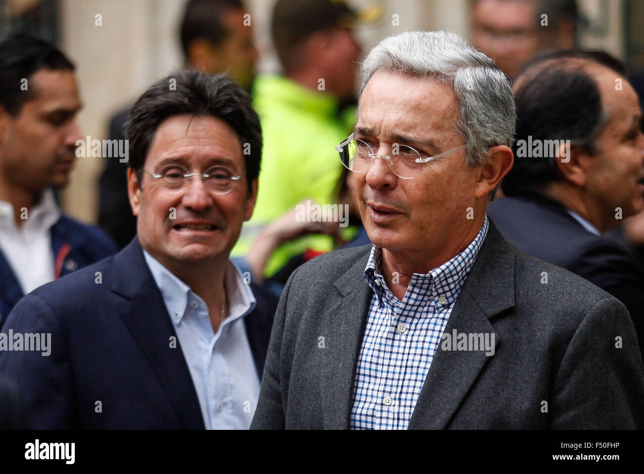 Bogotà, Colombia. 25 ott 2015. Ex presidente colombiano Alvaro Uribe (R) e candidato per il mayoralty di Bogotà Francisco Santos arriva in corrispondenza di una stazione di polling per il loro voto durante le elezioni regionali a Bogotà, Colombia, il 25 ottobre 2015. Le elezioni regionali sono effettuate su domenica dove i cittadini eletti governatori, i deputati delle assemblee di reparto, sindaci e consiglieri comunali della locale amministrazione. Credito: Jhon Paz/Xinhua/Alamy Live News Foto Stock